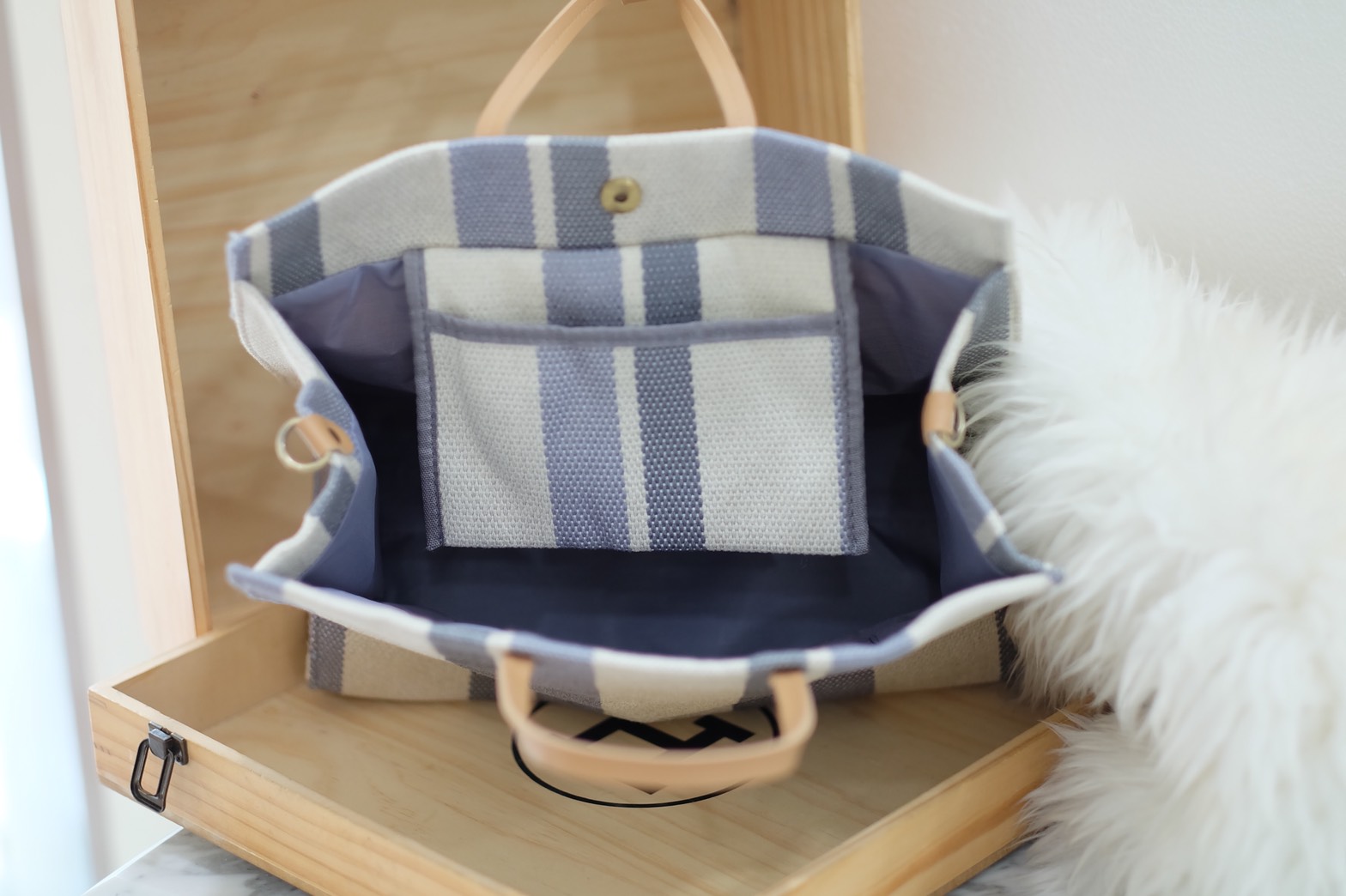 Chanel Canvas Tote bag .. กระเป๋างานผ้าCanvas ปัก Chanel สายหนัง งานสวย ทนทานใช้งาน ดูมีสไตส์มากๆคะ มีสายยาวสะพายข้างได้ หรือ จะทำเป็น Shopping Bag ก็สวยคะ