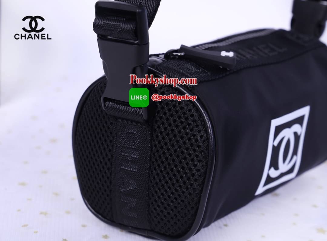 Chanel Black Sport Line Mini Duffle Bag กระเป๋าใช้ได้ 2 ด้าน วัสดุเป็นผ้าไนล่อน เปิด-ปิด แบบซิป ด้านนึงสกรีนโลโก้แบรนด์ อีกด้านสกรีนคำว่า Chanel มีป้าย not for sale เป็น makeup bag สายสะพายยาวสามารถปรับได้ ปรับเป็นสะพายไหล่ได้ ใส่ของได้เยอะ ใส่กระเป๋าสตาง