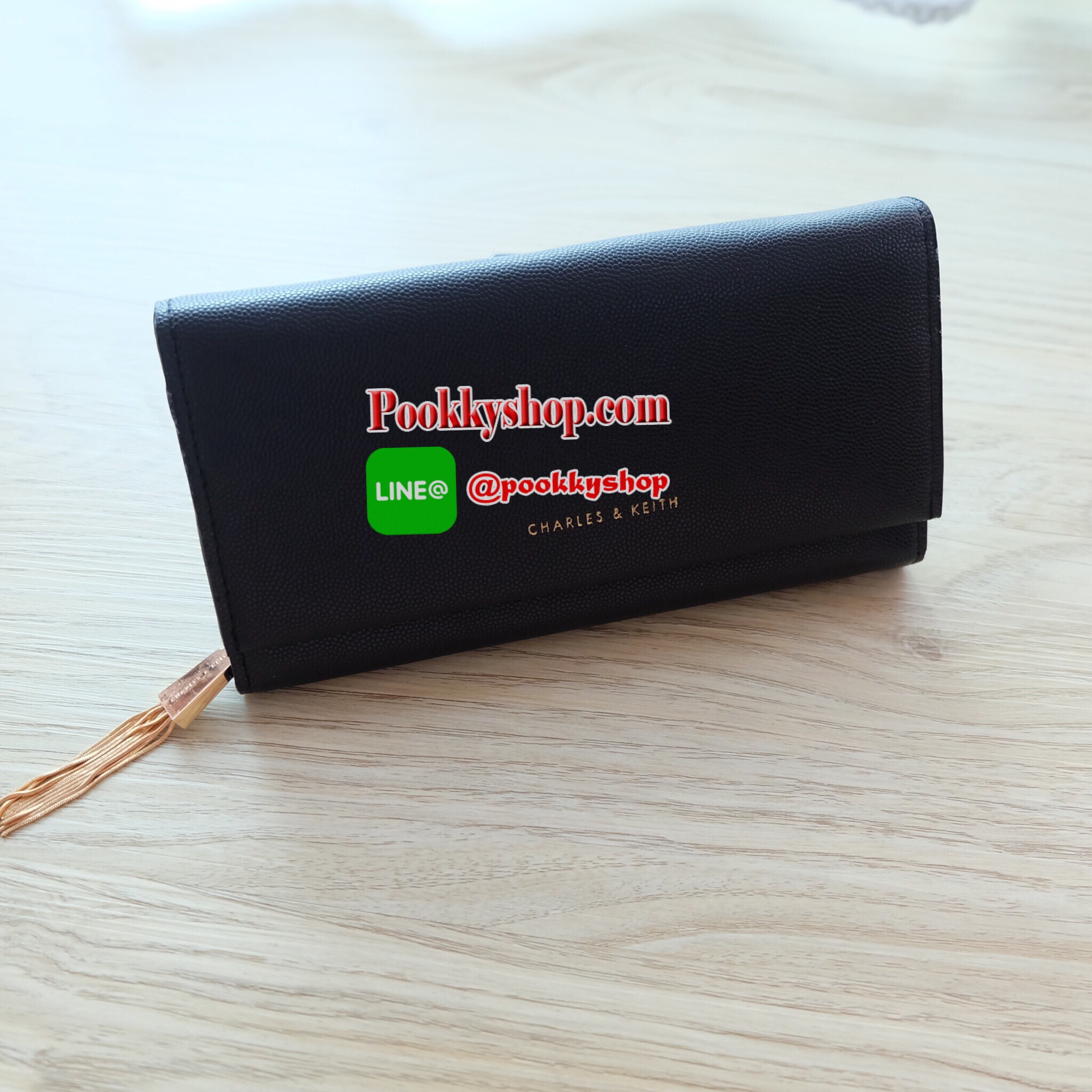Charles & Keith Tassel Long Wallet กระเป๋าสตางค์ใบยาว วัสดุหนังลายคาร์เวียร์ ตกแต่งด้วยพู่สีทอง เปิด – ปิดกระเป๋าด้วยเเม่เหล็กแบบซ่อน ภายในมีช่องใส่บัตร ช่องซิปใส่เหรียญ และช่องใส่ธนบัตร ใส่ iPhone 7+ ได้ค่ะ ด้านหลังมีช่อง 1 ช่อง