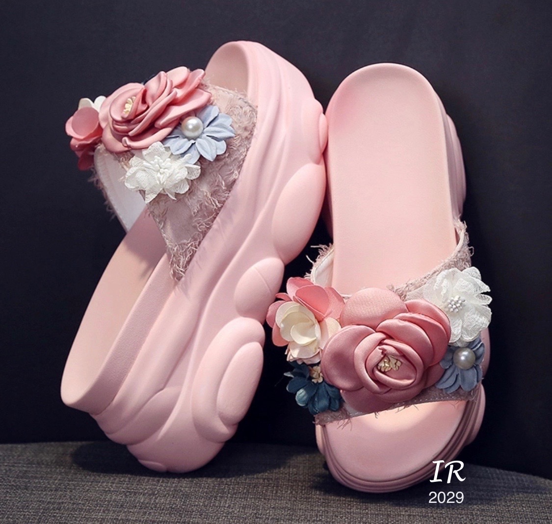 แบบขายดี!!! พร้อมส่ง งานนำเข้าพื้นหมีตัวใหม่น่ารักมากค่า รองเท้าสวมเตารีดแต่งดอกไม้ดีไซน์น่ารักมาก สูง 3 นิ้ว ทรงสโลปไม่เทหน้ามาก เดินง่ายไม่ปวดข้อเท้า ใส่สวย ช่วงนี้ส้นตัวนี้กำลังอินนะค่า