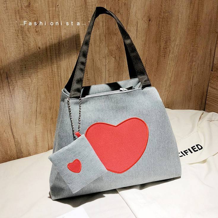 สินค้ามาใหม่พร้อมส่งค่ะ กระเป๋าสะพาย Dumplings Tote Bag วัสดุผ้าแคนวาสหนานุ่มเนื้อดี แต่งปักลายหัวใจสีคอนทราสสวยเด่น เปิดปิดด้วยซิป ด้านในเป็นช่องโล่งกว้างจุของได้เยอะมาก มีซิปผนังแยก มาพร้อมกระเป๋าห้อยใบเล็กเข้าชุด ใส่เหรียญใส่ของกระจุ๊กกระจิ๊กได้ค่ะ ปาก