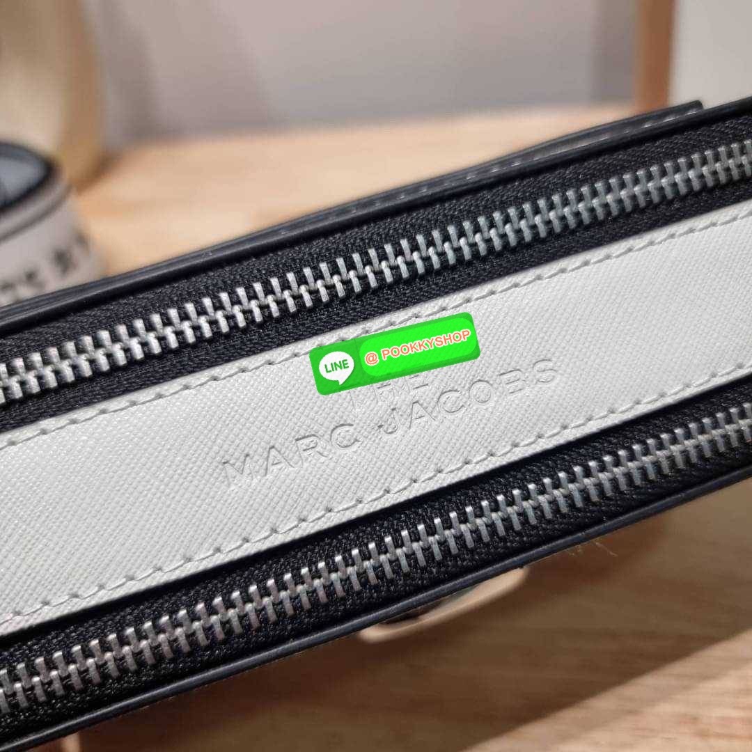 PEANUTS × MARC JACOBS THE SNAPSHOT CROSSBODY BAG คอลเลคชั่นแสนคิวท์ ที่ยกขบวนเหล่าซุปตาร์การ์ตูนมาให้แบบจัดเต็ม กับไอเท็มยอดฮิตที่โดดเด่นเป็นเอกลักษณ์ กระเป๋าสะพายข้างสุดปัง ดีไซน์ลายพรินท์ตัวการ์ตูนสุดฮอต เรียกได้ว่าไม่ซ้ำใคร!! วัสดุหนังวัว สวยอยู่ทรง เป