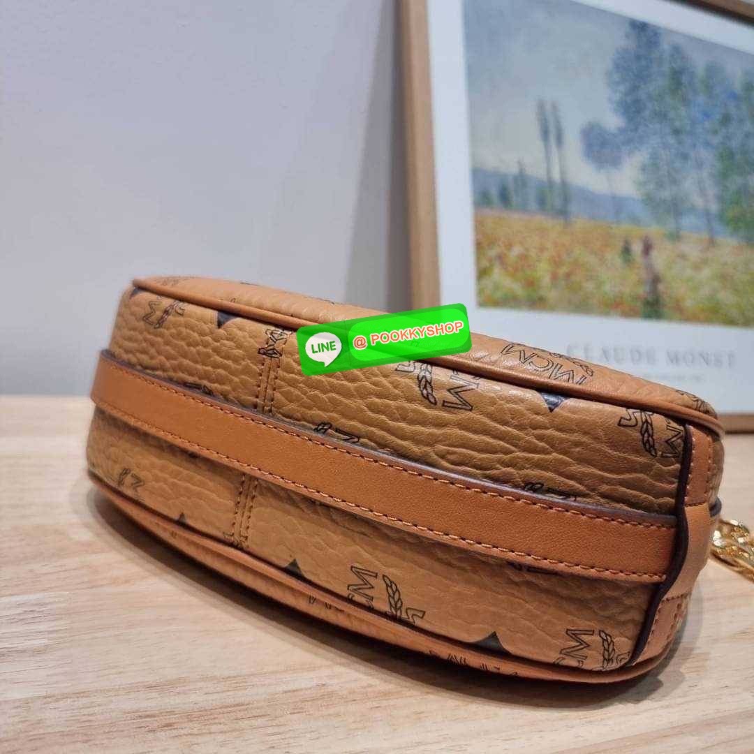 MCM AREN CRESCENT HOBO IN VISETOS ใหม่ล่าสุดก่อนใคร สวยได้ไม่ต้องรอ กับคอลใหม่ลุคลูกคุณ รูปทรง half moon ยอดฮิต ตอบโจทย์ได้ทุกลุค ทุกไลฟ์สไตล์ ใช้งานได้ง่ายคล่องตัว กับกระเป๋าสะพายข้าง ที่มาพร้อมสายโซ่คล้องด้านหน้า และสายหนังครอสบอดี้ ปรับเปลี่ยนการใช้งาน