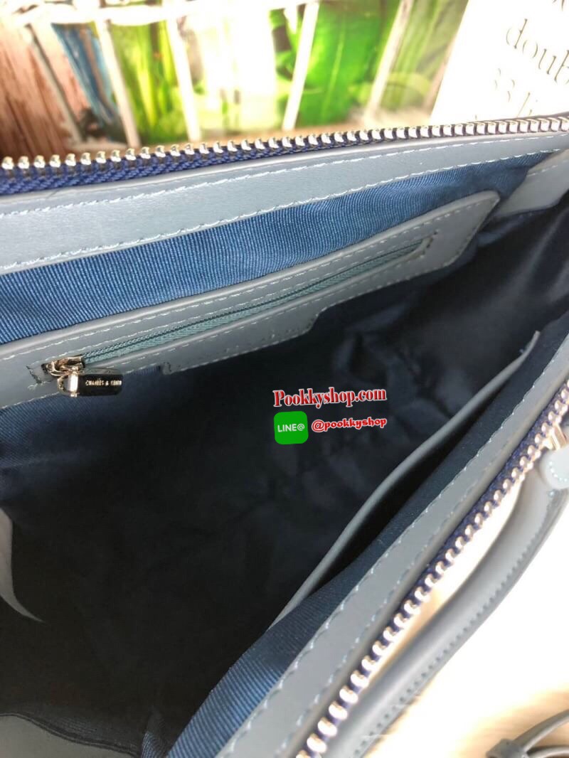 NEW!! รุ่นใหม่ชนช็อป CHARLES & KEITH TOP HANDLE TRAPEZE BAG กระเป๋าถือ/สะพายอยู่ทรง รุ่นนี้เล่นดีเทลตัวกระเป๋าสองสี มีปั๊มโลโก้แบรนด์ พร้อมพวงกุญแจหนัง รุ่นนี้มีหมุดรองฐาน 4 มุม เปิดปิดด้วยซิป จุของได้ดี๊ดี น้ำหนักเบา มาพร้อมสายสะพายยาวถอดและปรับสายได้เหม