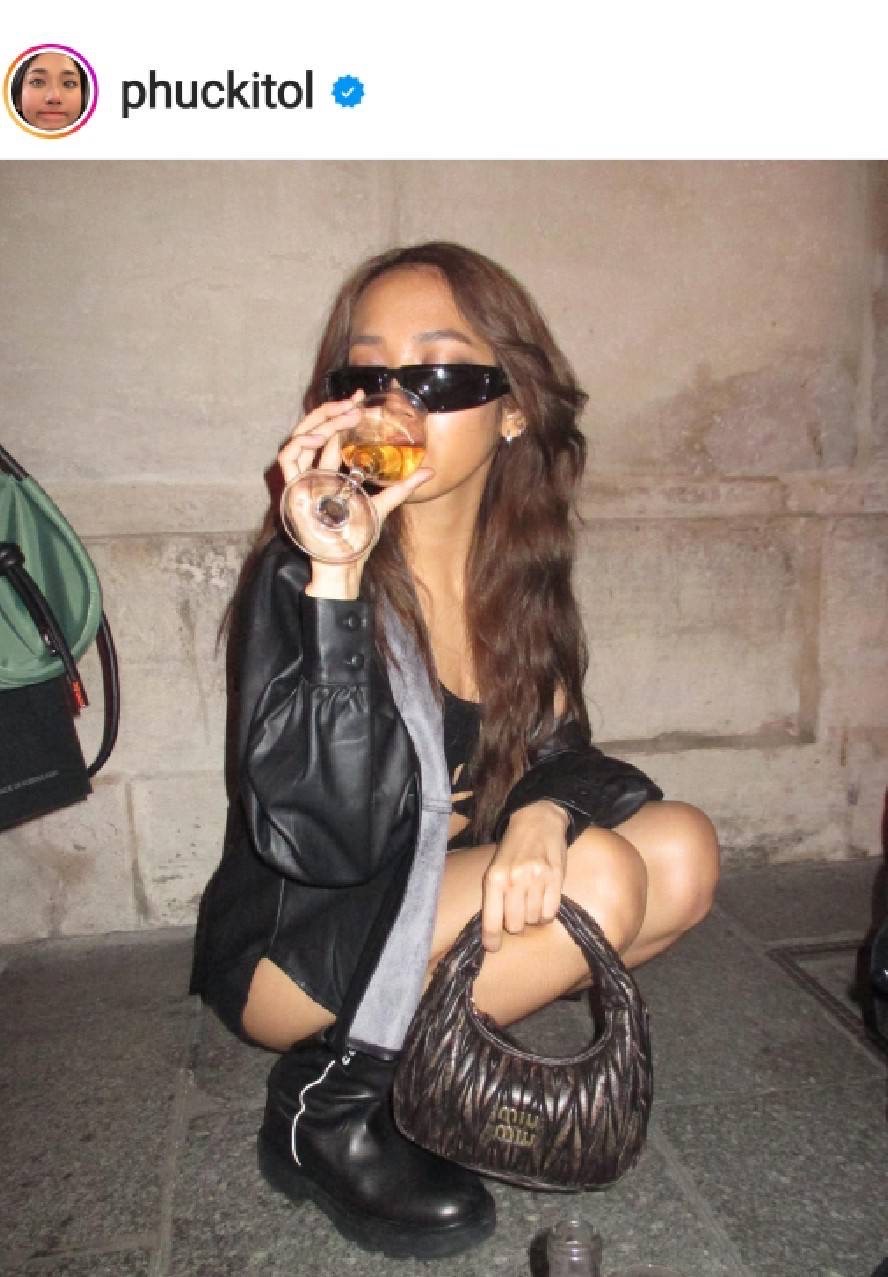 (N)(E)(W) MIU MIU ทรงนี้ฮิตมาก ดาราเซเลปใช้กันเยอะมาก ทรงสวยงานตัดเย็บอย่างดี มีสายสะพายยาว ใส่โทรศัพท์ได้สบายๆ เหลือที่ใส่ของอีกเยอะ มาพร้อมส่ง 4 สี สวยทุกสี