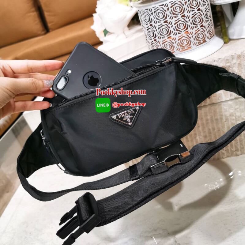 NEW! PRADA NYLON MINI WAIST BAG GIFT WITH PURCHASE (GWP) Limited edition กระเป๋าพรีเมี่ยมกิ๊ฟจากเคาน์เตอร์แบรนด์ต่างประเทศ วัสดุ Nylon เนื้อหนา ด้านหน้ามีโลโก้แบรนด์และช่องซิป เปิดปิดด้วยซิปสะดวกใช้ ภายใน Polyester 100% มีโลโก้ สายคาดเอวหรือคาดอกสามารถเลื