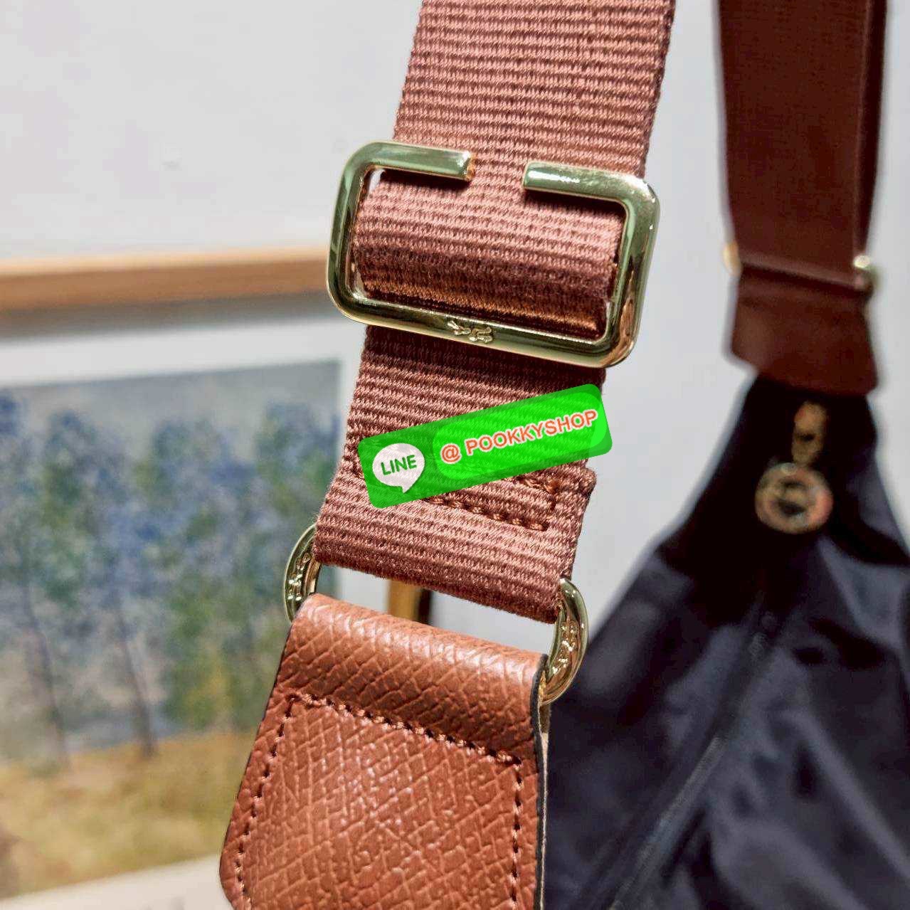 🔆 Model Longchamp le pliage hobo bag 🔆 Details กลับมาอีกครั้งกับรุ่นหายาก กระเป๋าทรงโท้ท ใบใหญ่กำลังดี จุของได้เยอะมากๆ ใส่โน้ตบุ้คได้ ใช้ไปทำงานแมทช์ได้กับทุกไลฟ์สไตล์ ด้านข้างมีกระเป๋าเล็กๆใส่ของจุกจิกหรือโทรศัพท์ได้ เปิด-ปิดกระเป๋าด้วยซ