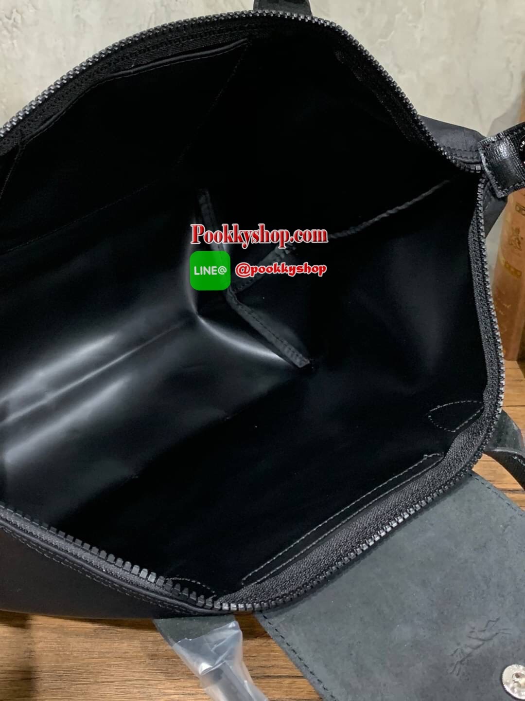 Longchamp Le Pliage Neo Size M มาพบกับกระเป๋ารุ่นยอดนิยม ที่สาวๆ ต้องมีไว้เก็บไว้สักใบ กระเป๋าโท้ทใบนี้ มาพร้อมกับสีที่มีสไตล์เรียบง่าย มีสายสะพายยาวช่วยให้คุณสามารถสะพายไหล่ได้อย่างสบาย ในขณะที่ที่ปิดแบบซิปช่วยให้คุณมั่นใจได้ว่าของด้านในมีความปลอดภัย Le