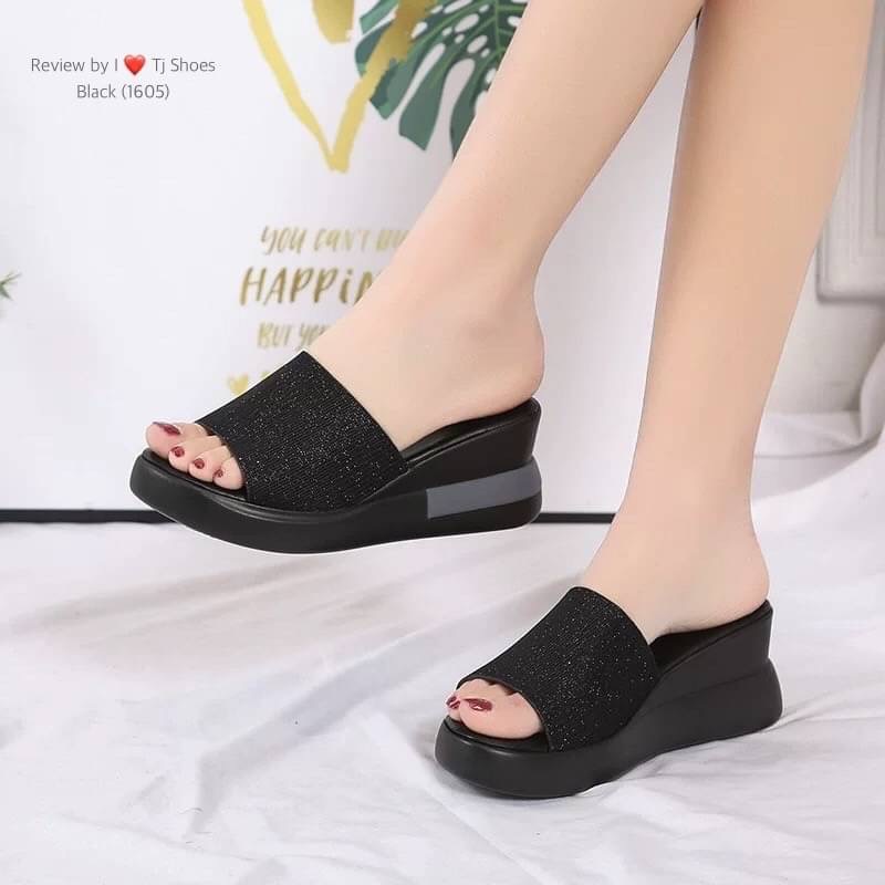 พร้อมส่งรุ่นนี้เกร๋มาก ขายดีมากบอกเลยจ้า รองเท้าส้นเตารีดนำเข้า น้ำหนักเบา เข้าได้กับทุกชุด แถมใส่ได้ตลอด ไม่มีตกเทรน ของจริงงานดี สวยตรงปกแน่นอน เพราะทางร้านถ่ายรูปจากสินค้าจริง สวยเป๊ะมาก ควรมีไว้เป็นคู่โปรด เป็นรุ่นที่ทางร้านแนะนำ รีบสั่งด่วนๆเลยจร้า ช