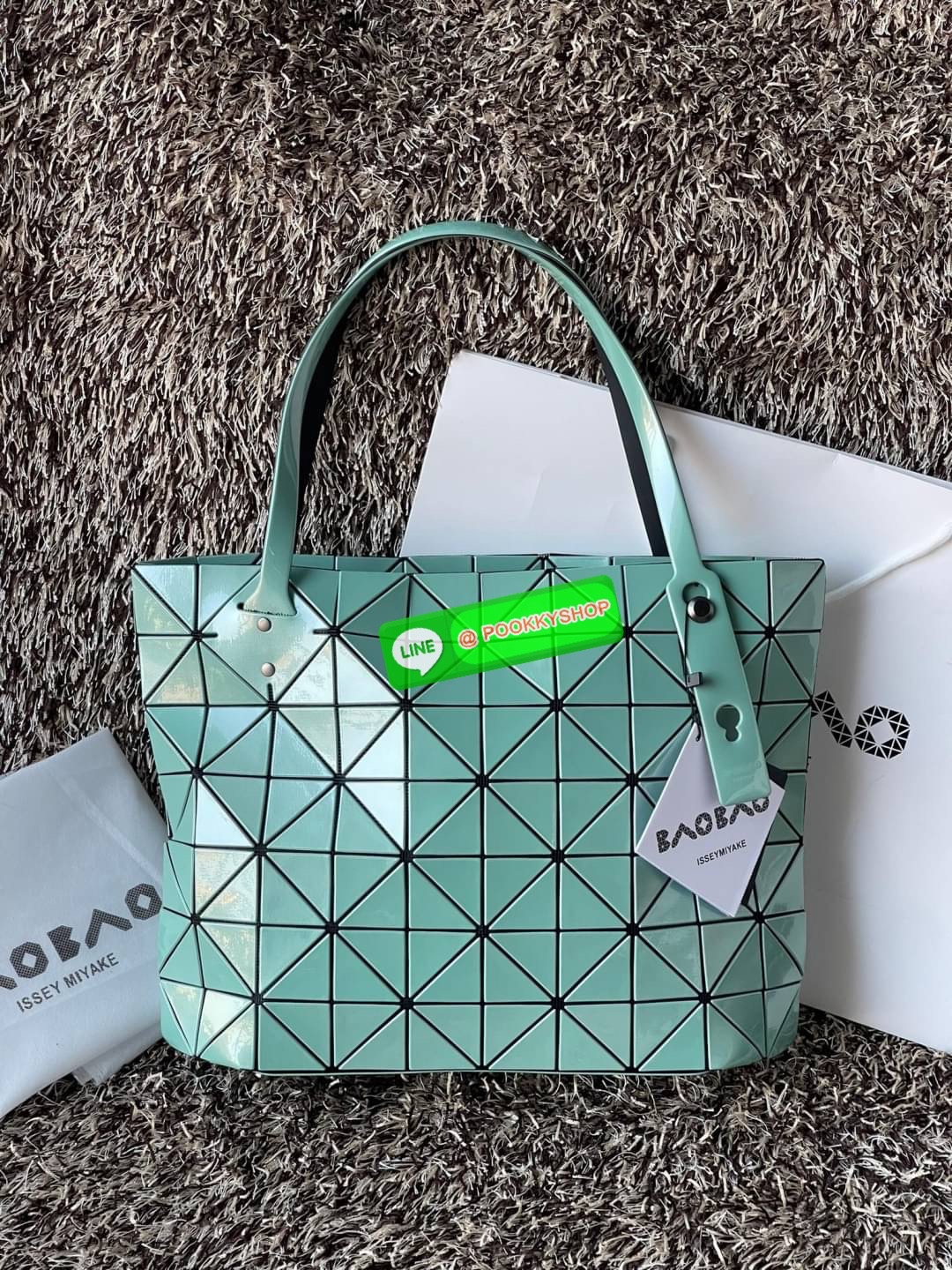 💕 Bao Bao Issey Miyake ROCK MATTE ซีรีส์นี้จะเป็นทรงสี่เหลี่ยมผืนผ้า มีซิปปิดด้านบน ถือเป็นรุ่นที่เหมาะกับการใช้งานในชีวิตประจำวัน สามารถพับมุมและบริเวณด้านล่างของกระเป๋าเพื่อเพิ่มความสะดวกสบายในการใช้งาน ทั้งยังช่วยให้วางกระเป๋าในแนวตั้งได้อีกด้ว