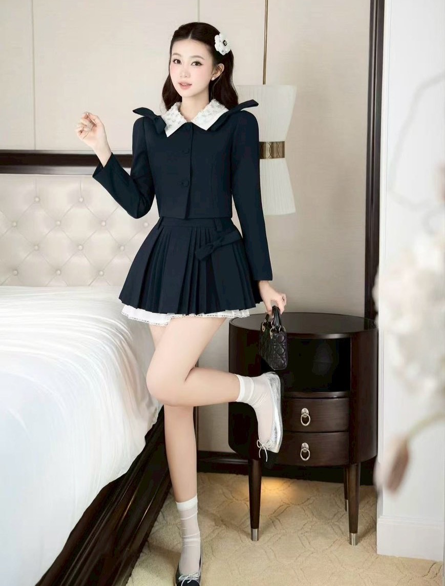 ชุดเซทแฟชั่น เซตสองชิ้นสีกรม คลุมโทนสุภาพ ไหล่มีฟองน้ำเบาๆ ดีเทลปกตัดสีขาวแต่งระบายปักวิ๊ง