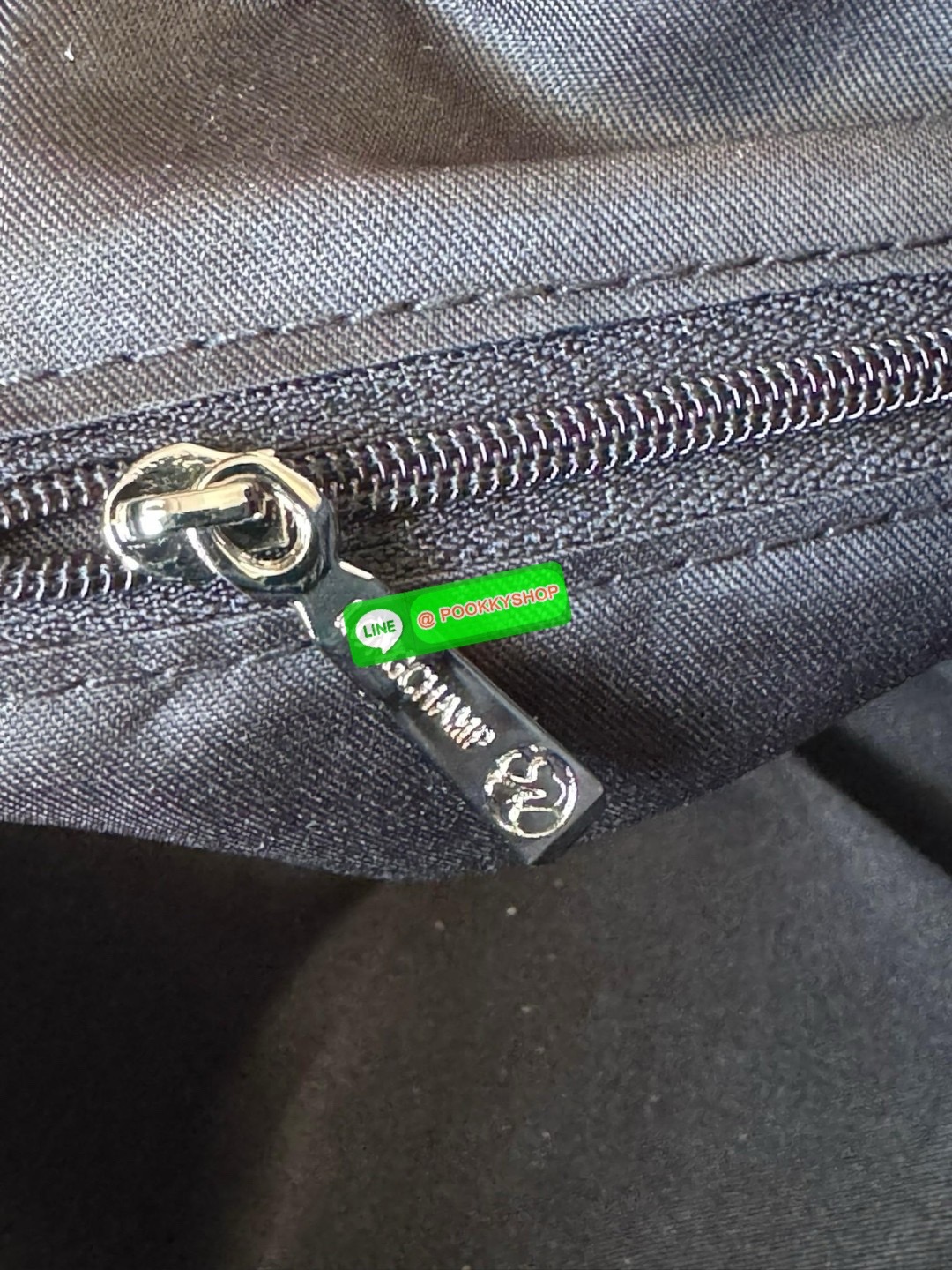 Longchamp LE PLIAGE ENERGY M YOGA BAG คอลเลกชั่นสุดเก๋ของ Longchamp ที่ซึ่งเป็นอีกหนึ่งแฟชั่นมาบรรจบกับกีฬา ออกแบบด้วยรูปแบบการเคลื่อนไหว ประสิทธิภาพ และความทนทานที่หลากหลาย ผลิตด้วยผ้าโพลีเอไมด์รีไซเคิลที่ผ่านการรับรอง ECONYL หัวซิปกันน้ำ มีให้เลือกหลายส