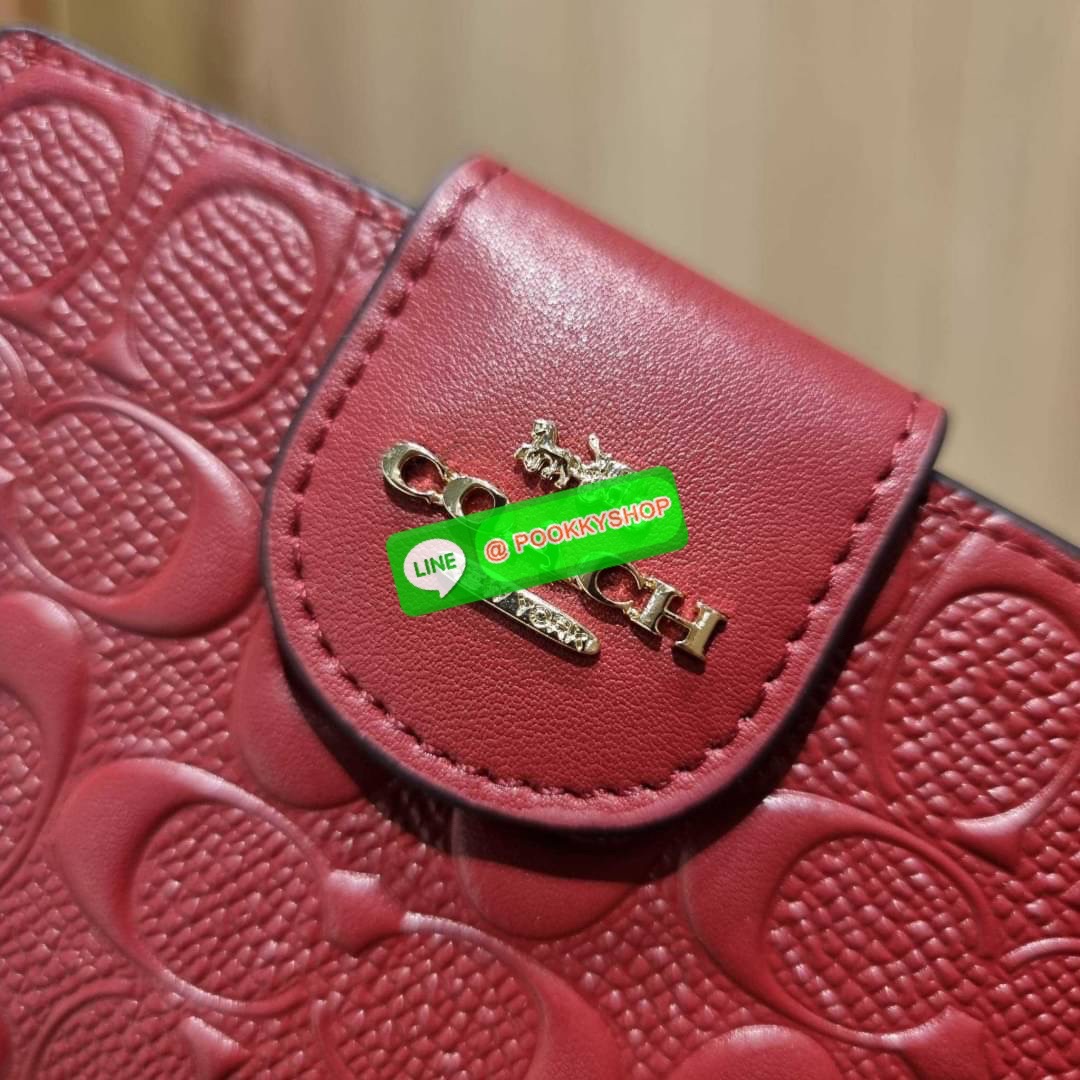 COACH C5896 MEDIUM CORNER ZIP WALLET IN SIGNATURE LEATHER คอลเลคชั่นใหม่งานหรู งานดูแพง จัดให้เลย!! กระเป๋าสตางค์ใบกลาง ดีไซน์ใหม่ สุดหรู แค่เห็นก็ต้องเลิฟ ถือใช้ขับผิวทุกสี วัสดุหนังแท้ปั๊มลายนูนสวยคม ภายในมีช่องใส่บัตร ใส่ธนบัตรได้ครบ และมีช่องซิปแยก ใบ