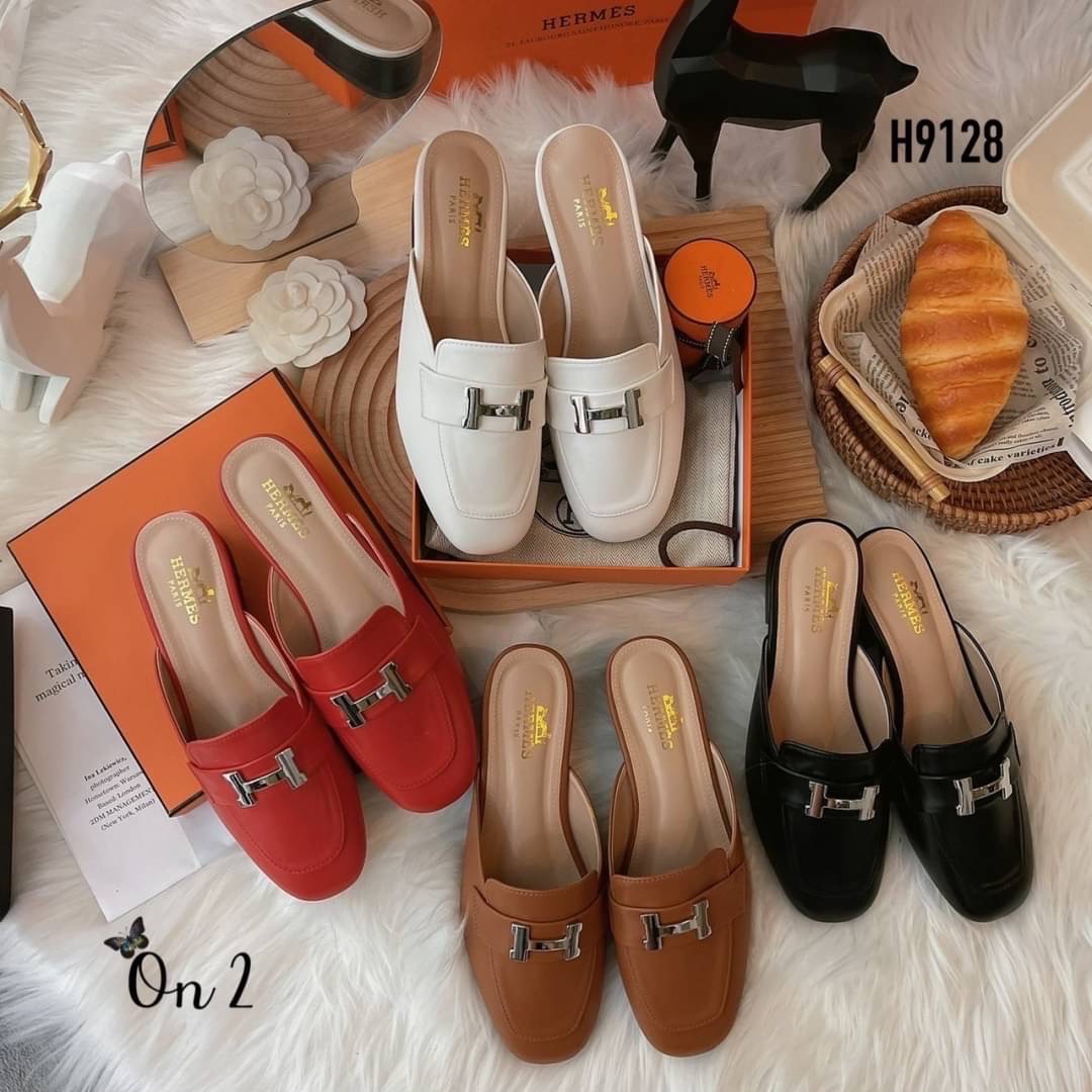 HERMES รองเท้าทรง slipper หน้าH สีเงินสวยหรู ทรงสวยอัพลุคให้ดูแพง ดูดี เสริมส้นเล็กน้อยสูง4cm.หนังนิ่มใส่สบายไม่กัดไม่บีบเท้าค่ะ