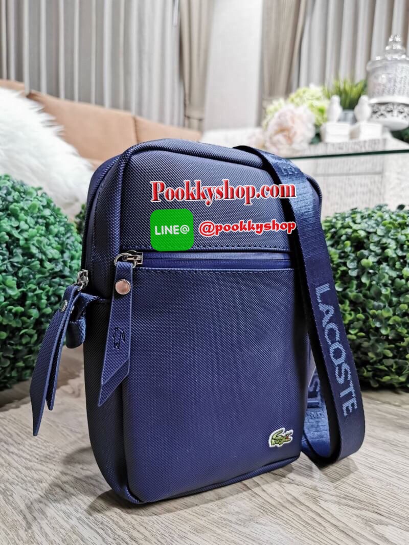 ห้ามพลาด‼️ NEW ARRIVAL! SAFFIANO SHOULDER BAG รุ่นใหม่ล่าสุดจาก Factory ดีไซน์ Unisex ใช้ได้ทั้งชายและหญิง วัสดุหนัง Saffiano เนื้อหนาอยู่ทรงสวยดูดี ด้านหน้ามีโลโก้แบรนด์ มี1ช่องใส่ของช่องหลักเปิดปิดด้วยซิปสะดวกใช้ ภายในมีช่องใส่ของและช่อง