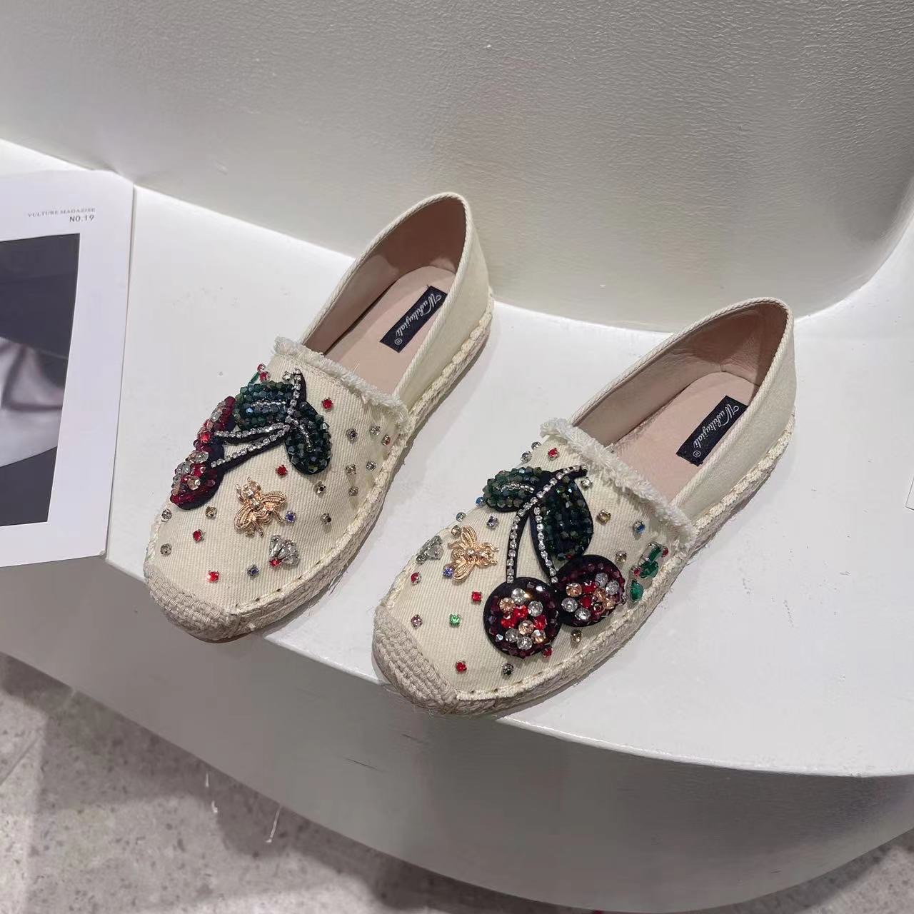 พร้อมส่งคะ cherry slip on 🍒🍒งานsignature ของทางร้าน 💎เพชรเวอวังอลังการ สวยยืน1 🥇มาแล้วจ้า🎊ทรงสวยอย่างดี👍 งานเกร๋เรียบหรูดูแพง 👑ตัวนี้ห้ามพลาด🥳ใส่สบายจะแมตช์กับกางเกง👖หรือกระโปรงǴ