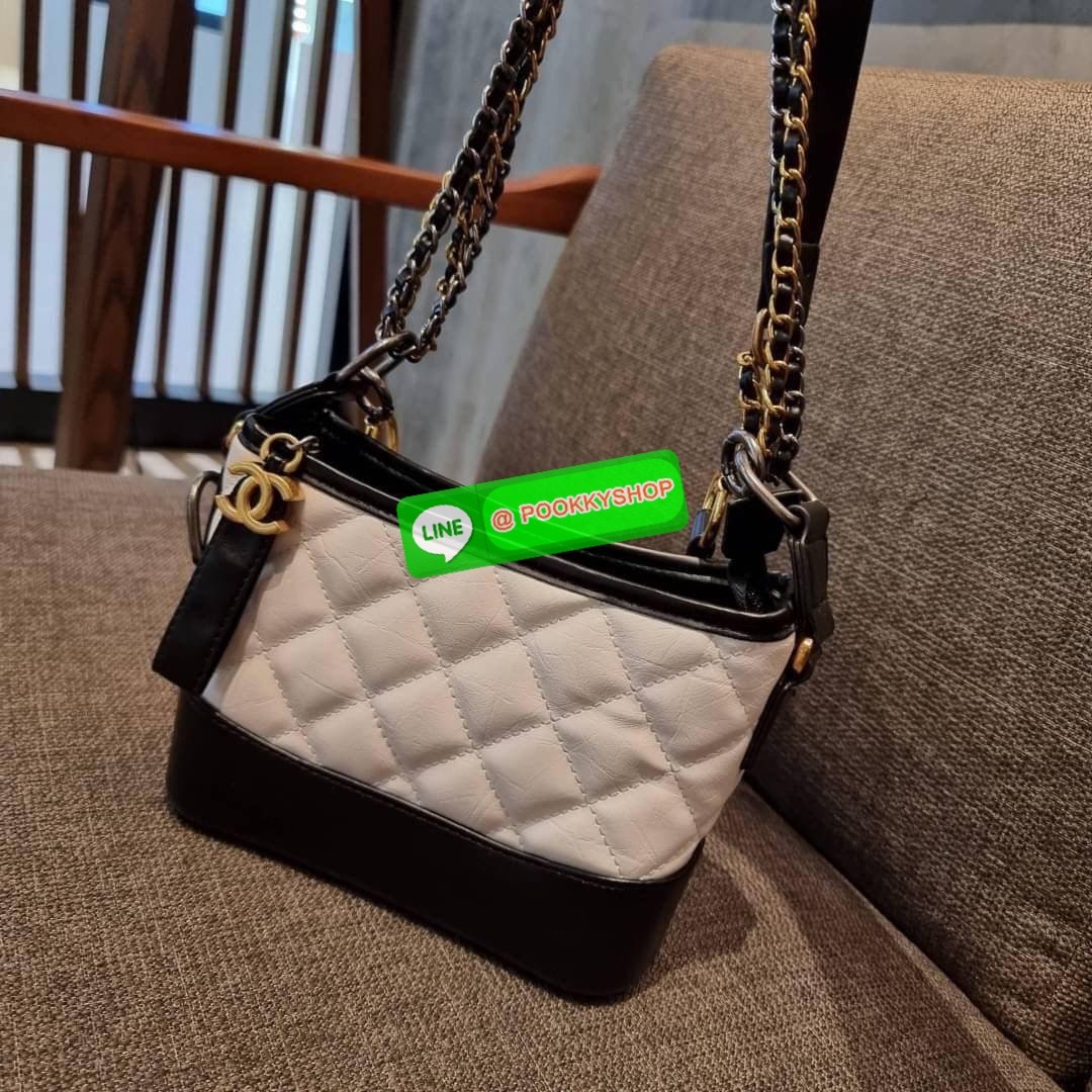 RESTOCK!! LIMITED SHOULDER BAG พรีเมี่ยมกิ๊ฟ Chanel ไซส์คลาสสิค กระเป๋าสะพายข้าง/ไหล่ หนังสังเคราะห์ นิ่ม หรู มาพร้อมพวงกุญแจสัญลักษณ์แบรนด์ พิเศษ!! สายคล้อง jumbo font เพิ่มดีเทลความแพง อะไหล่พร้อมโซ่สะพายสีทองสลับสีเงินรมดำ สามารถสะพาย crossbody หรือสะพ