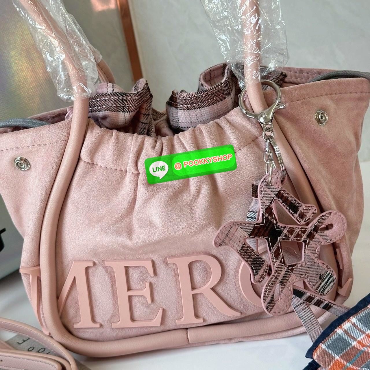 A Day Bag Mini’ in suede กระเป๋าหนังกลับเนื้อเนียน สายเกาหวานปนเท่ MERGE คอลเลกชันพิเศษ ดีไซน์เก๋พร้อมพวงกุญแจลายพิเศษ เข้าเซ็ตสุดคุ้ม!ใบเล็กสามารถ พกพาง่าย น้ำหนักเบา กระเป๋าหูรูดด้านใน ผลิตจากผ้าลายสก็อต ตัวกระเป๋ามี Snap ด้านข้าง ที่สามารถพับปีกกระเป๋า