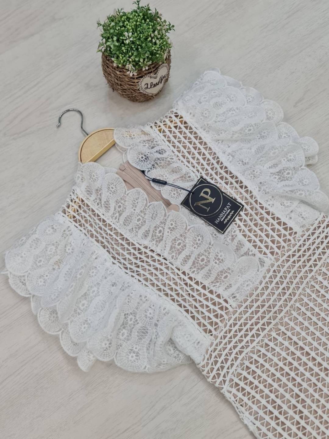 Dress สวยหรู ดูดีมีราคา ใส่ออกงานได้เลยนะคะ งานพรีเมี่ยม ผ้าลูกไม้แน่นๆ หนานุ่ม ใส่สบาย มีซับในอย่างดี งานซิปหลัง ระบายอก ช่วงเอวเข้ารูป ทรงสวย กระโปรงบานสวยกำลังดี ราคานี้คุ้มมากนะคะ เห็นงานจริงต้องว้าวแน่นอนคะ