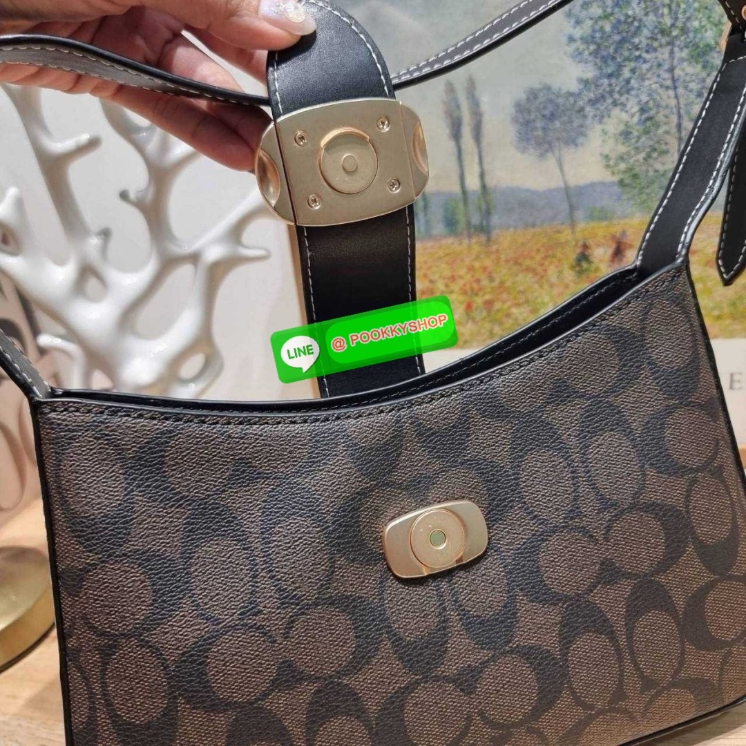 COACH CR533 ELIZA SHOULDER BAG 🔅 Details ใหม่ล่าสุด กระเป๋าสะพายไหล่ทรงโฮโบสุดหรู ดีไซน์โลโก้แบบใหม่และหรูหรายิ่งขึ้น คงความคลาสสิคและวินเทจ เปิด-ปิดด้วยสายคาดแบบกระดุมแม่เหล็ก ภายในเป็นช่องโล่ง แบ่งสัดส่วนไว้อย่างดี มีทั้งช่องใส่บัตร และช่องซิป ส