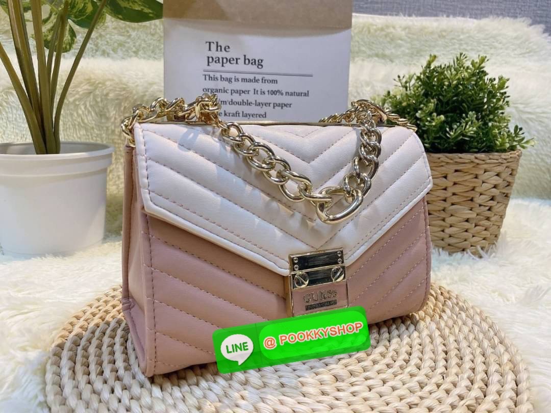 GUESS กระเป๋าสะพายทรงน่ารัก สวยอยู่ทรง ขนาดกำลังดี น้ำหนักเบา ด้านหน้ามีโลโก้แบรนด์อะไหล่ทอง โซ่ห้อยด้านหน้าไม่ชอบ สามารถถอดได้ เปิดปิดด้วยกระดุมแม่เหล็กสะดวกใช้ ภายในมี 1 ช่องย่อย และ 1 ช่องซิปเล็ก