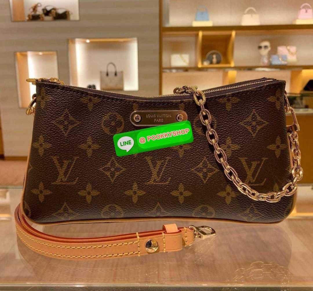 🔆 Model LV liv pochette 🔆 Details ยังคงมีความเป็นเอกลักษณ์ ดีไซน์ลวดลายโมโนแกรมเรียบหรู กับกระเป๋าทรงสวยจากเคาน์เตอร์ dutyfree สวยจับต้องได้ เก๋มากๆ เพลทโลโก้สีทองโดดเด่น มาพร้อมสายสะพายถึง 2 แบบ สายโซ่และสายหนัง ที่สามารถปรับใช้สร้างลุคได