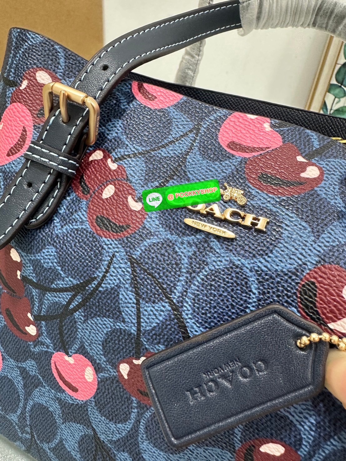 👜Coach CZ772 Mollie Tote Bag 25 In Signature Canvas With Cherry print 🍒 กระเป๋าทรง Tote ลายซิกเนเจอร์พิเศษ ดีไซน์น่ารักสุดคลาสิคมาพร้อมสายสะพายยาวและสายถือ หนังกับตัวกระเป๋าได้อย่างมีเอกลักษณ์ เหมาะสำหรับใส่ของใช้ประจำวัน พร้อมช่องซิปหลักก