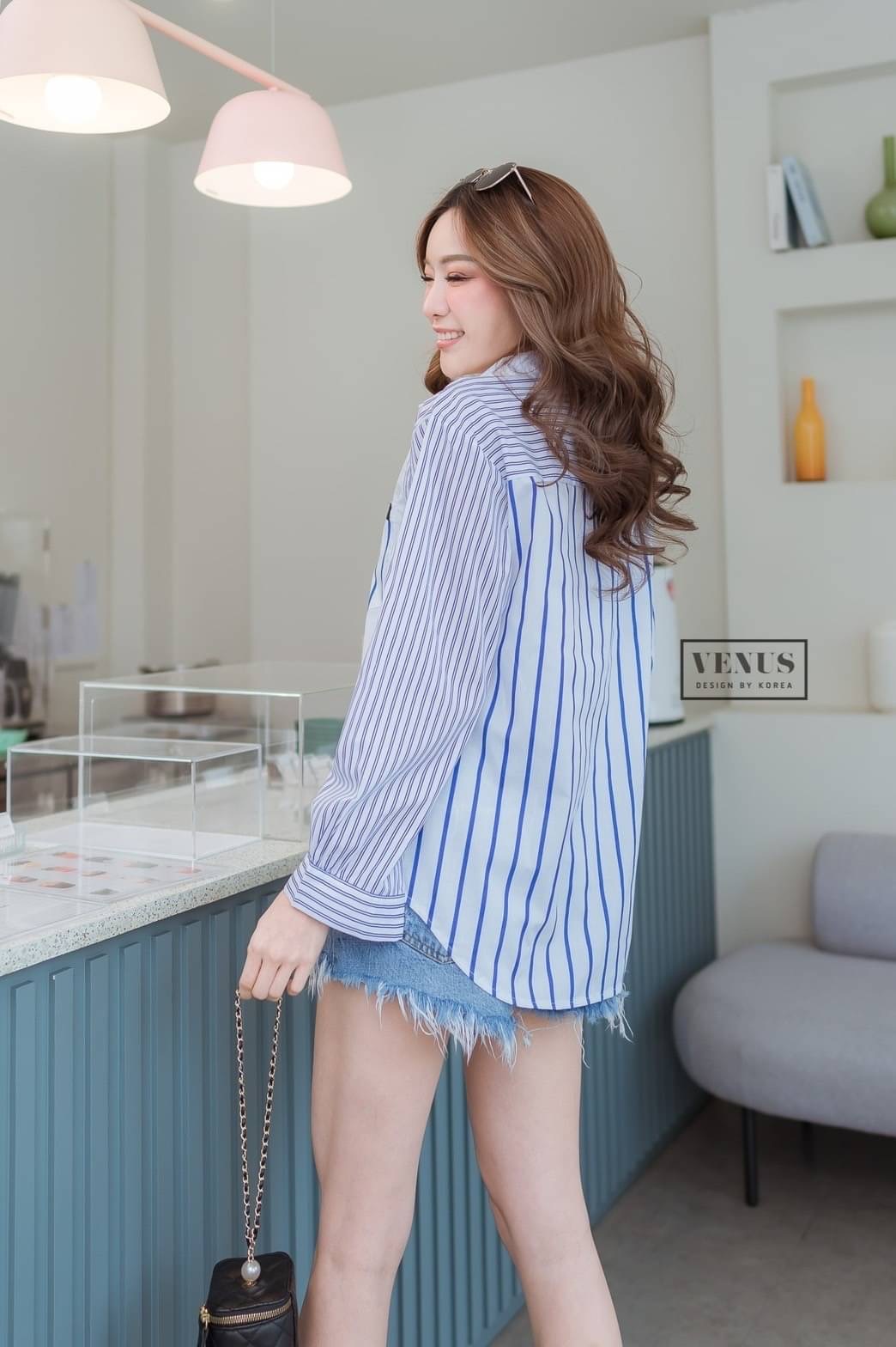 I'm Lady By Venus เสื้อเชิ๊ตสีพื้น แต่งแขนลายริ้ว แต่งกระเป๋า สลับลายกัน งานเก๋มากๆนะคะ เนื้อผ้าเชิ๊ตอย่างดีคะ แม๊ทกับกางเกงยีนขาสั้นก็สวยคะ