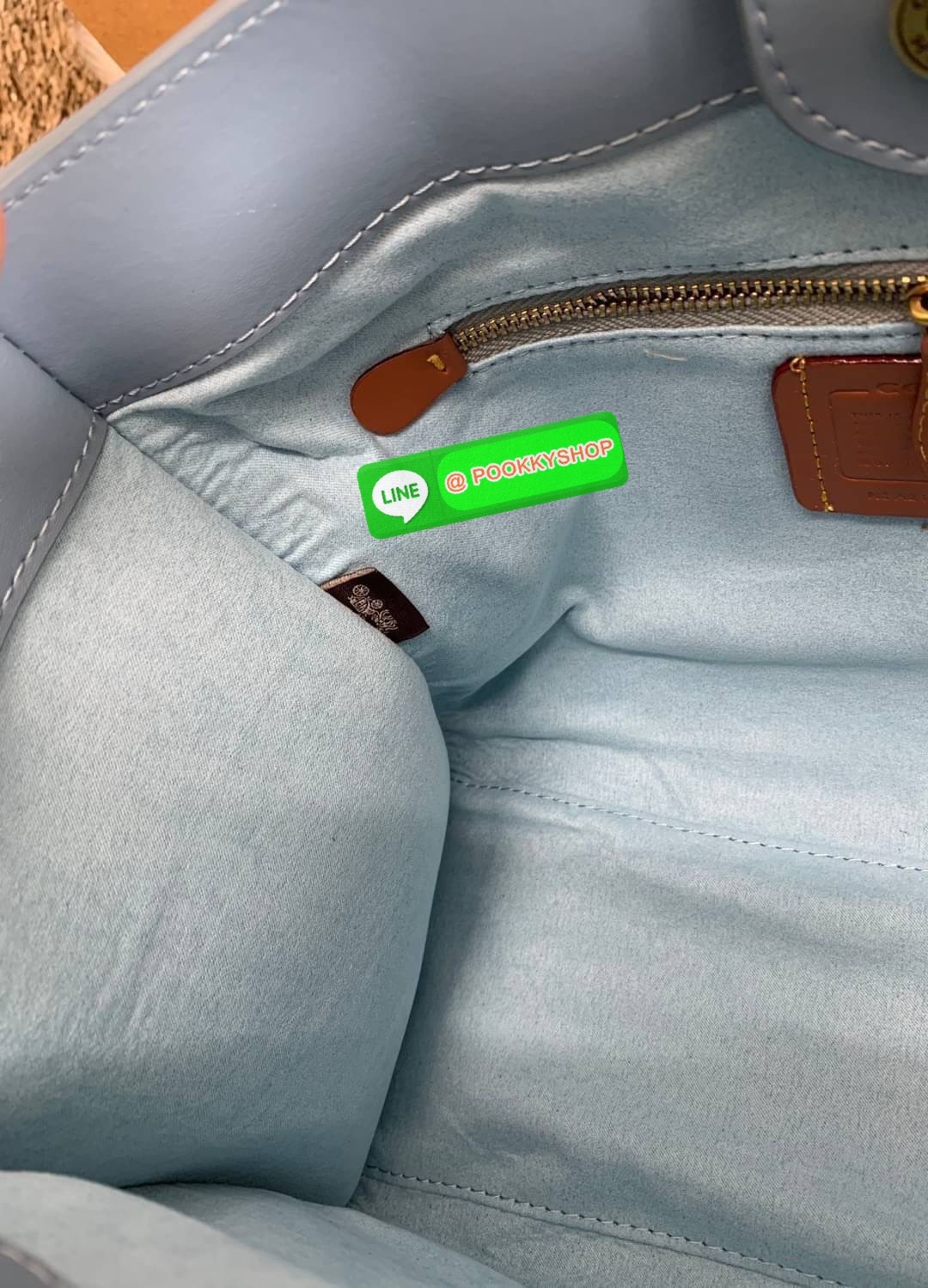 COACH TOTE FIELD JACQUARD BAG ((C3282)) กระเป๋าหิ้ว//สะพายข้าง JacquardลายC+หนังแท้ สวยงามลงตัวมากๆค่ะ ปากกระเป๋าเปิดปิดแบบกระดุมแม่เหล็ก ภายในกว้าง สาวๆที่สัมภาระเยอะบอกเลยเหมาะมากค่ะ