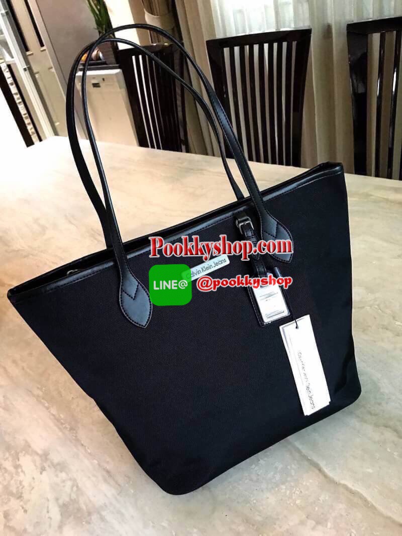 CALVIN KLEIN" JEANS TOTE BAG (Size M) กระเป๋าสะพาย Calvin Klein Jeans Limited Edition จาก Calvin Klein Jeans วัสดุ Polyester คุณภาพดีเนื้อหนาน้ำหนักเบา ด้านหน้าประดับโลโก้ Calvin Klein Jeans พร้อม TAG ห้อยที่หูหิ้วดูมีดีเทล เปิดปิดด้วยซิปสะดวกใช้ หัว
