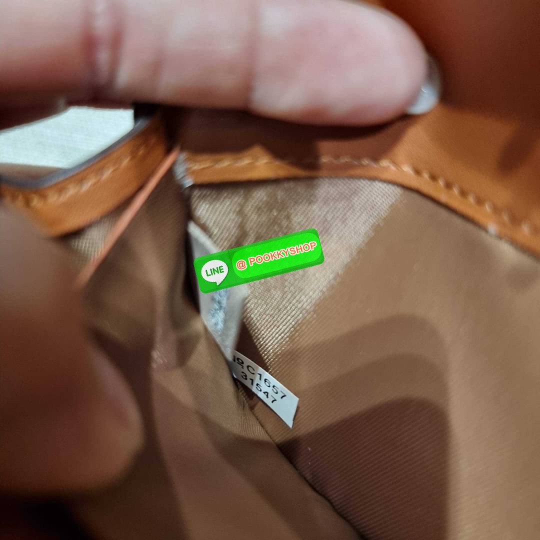 COACH 31547 SOFT WALLET IN COLORBLOCK SIGNATURE CANVAS คัมแบคแล้วน้า กับไอเท็มหายาก กระเป๋าสตางค์ใบยาวแบบพับ ขนาดกำลังสวย ดีไซน์คลาสสิคเอกลักษณ์ วัสดุหนังแคนวาสเคลือบลาย เปิด-ปิดด้วยกระดุม ภายในใส่บัตรได้เยอะ ใส่ธนบัตรได้สบายๆ ใบจริงสวยปังทุกสี ใครมองหากร