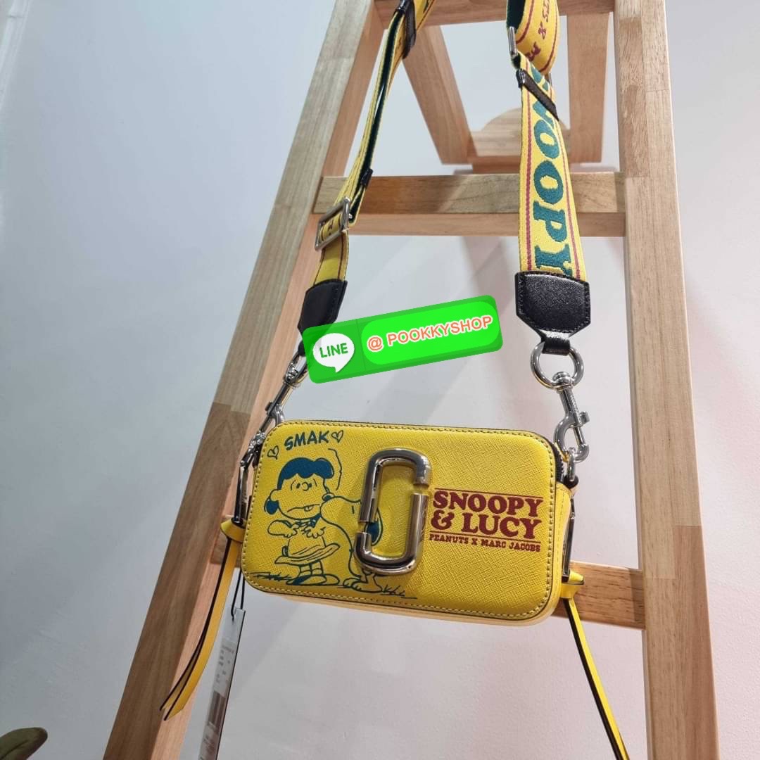 PEANUTS × MARC JACOBS THE SNAPSHOT CROSSBODY BAG คอลเลคชั่นแสนคิวท์ ที่ยกขบวนเหล่าซุปตาร์การ์ตูนมาให้แบบจัดเต็ม กับไอเท็มยอดฮิตที่โดดเด่นเป็นเอกลักษณ์ กระเป๋าสะพายข้างสุดปัง ดีไซน์ลายพรินท์แก๊งค์การ์ตูนสุดฮอต เรียกได้ว่าไม่ซ้ำใคร!! วัสดุหนังวัว สวยอยู่ทรง