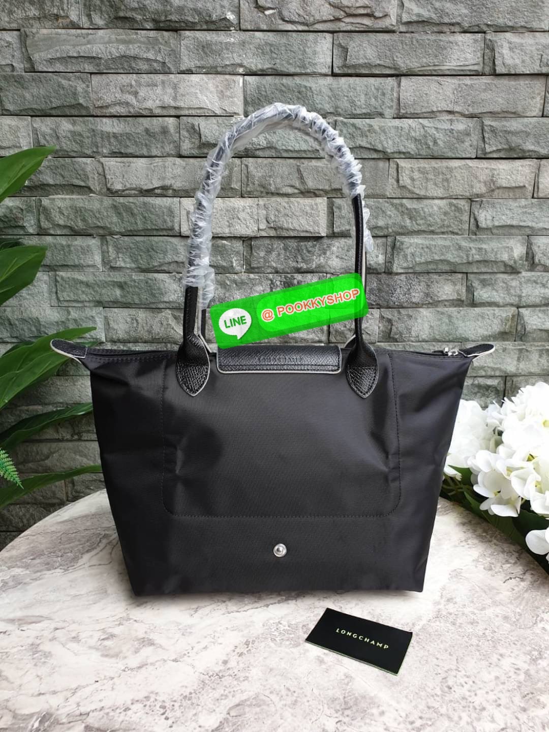 Longchamp Le Pliage Club Tote Bag Size S หูยาว วัสดุเนื้อผ้า Nylon Canvas เคลือบกันนำ้ ตัดด้วยหนังแท้ที่มีน้ำหนักเบา ดีไซน์เรียบง่ายแต่เต็มไปด้วยความคลาสสิก จนเป็นที่ชื่นชอบไปทั่วโลก Longchamp ปรับโฉม LE PLIAGE ด้วยการปักลายรูปม้า-ตราสัญลักษณ์ของแบรนด์บนผ