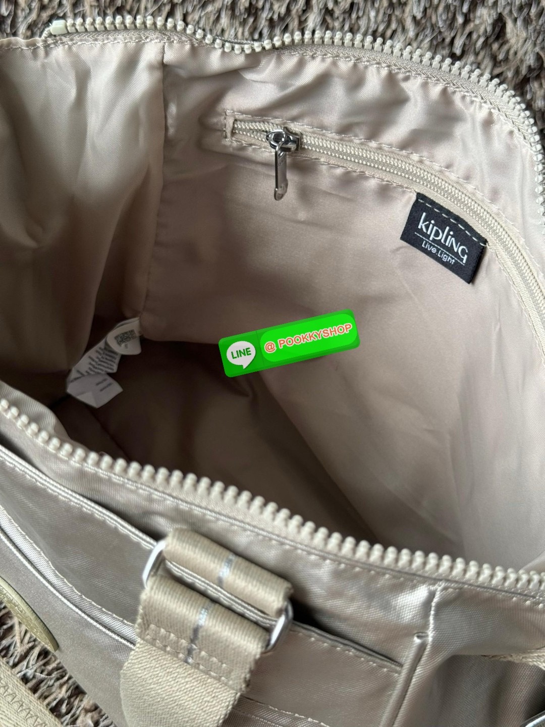 Kipling revir limited Japan shoulder bag เป็นอีกหนึ่งกระเป๋าสุดอเนกประสงค์สามารถใช้งานหลายรูปแบบทั้งกระเป๋าสะพายข้าง สะพายไหล่ หรือกระเป๋าถือด้วยสายสะพายที่สามารถปรับระดับและถอดออกได้ ดีไซน์คลาสสิกและเรียบง่ายพร้อมประดับโลโก้และลิงอันเป็นซิกเนเจอร์ แมตช์ก