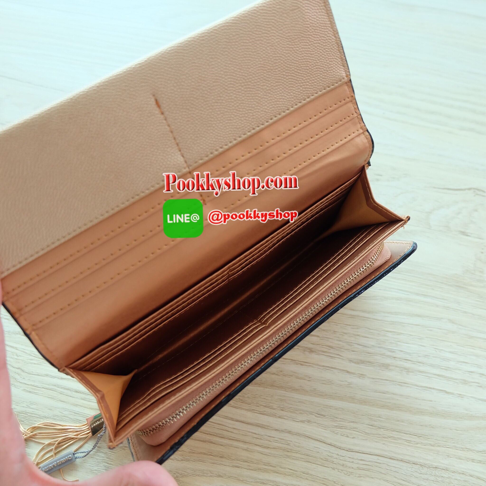 Charles & Keith Tassel Long Wallet กระเป๋าสตางค์ใบยาว วัสดุหนังลายคาร์เวียร์ ตกแต่งด้วยพู่สีทอง เปิด – ปิดกระเป๋าด้วยเเม่เหล็กแบบซ่อน ภายในมีช่องใส่บัตร ช่องซิปใส่เหรียญ และช่องใส่ธนบัตร ใส่ iPhone 7+ ได้ค่ะ ด้านหลังมีช่อง 1 ช่อง