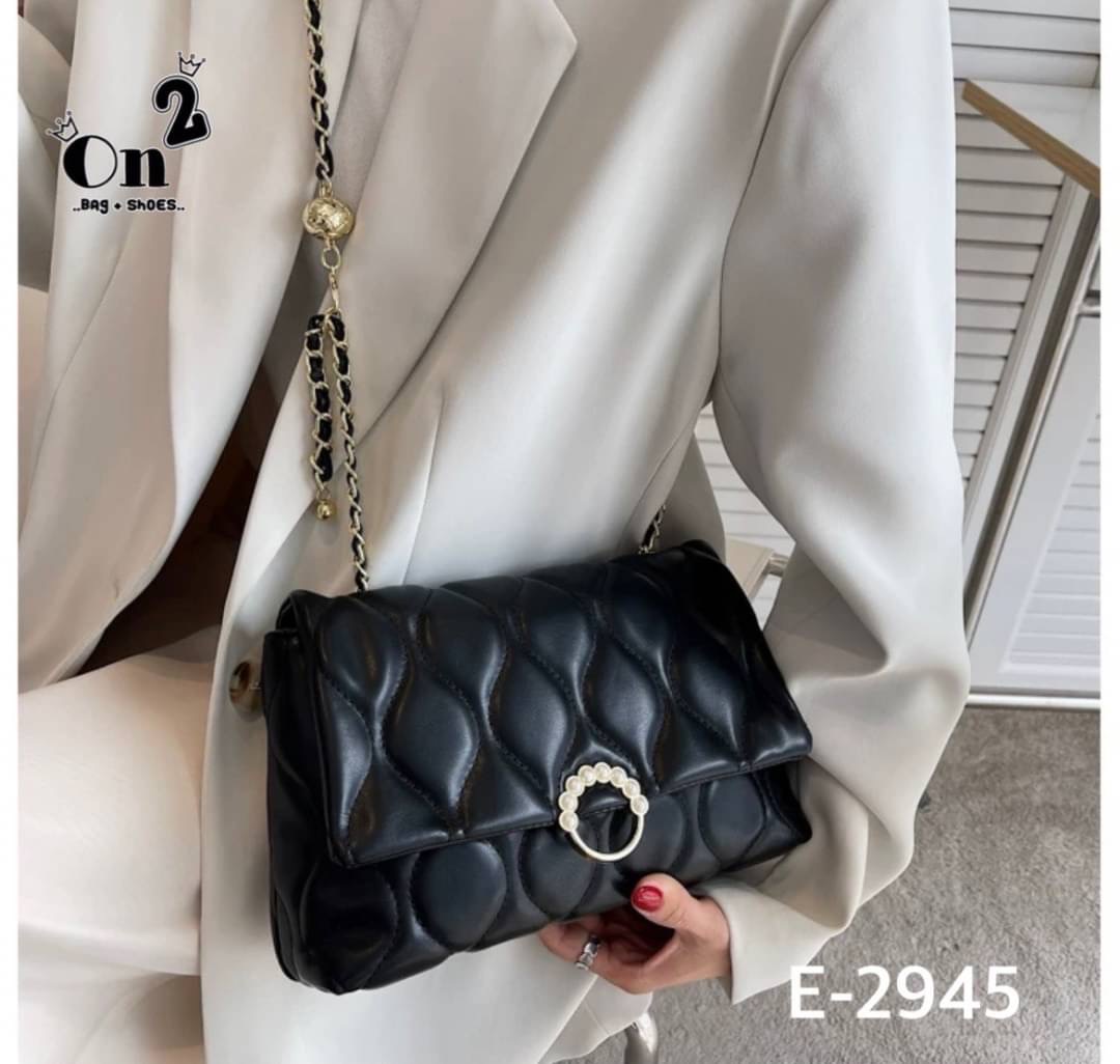 กระเป๋าสะพายมาใหม่ งานสไตล์แบรนด์ เปิดหน้า สายสะพายยาวแบบครอสบอดี้หรือดึงขึ้นสะพายข้างได้ค่ะ