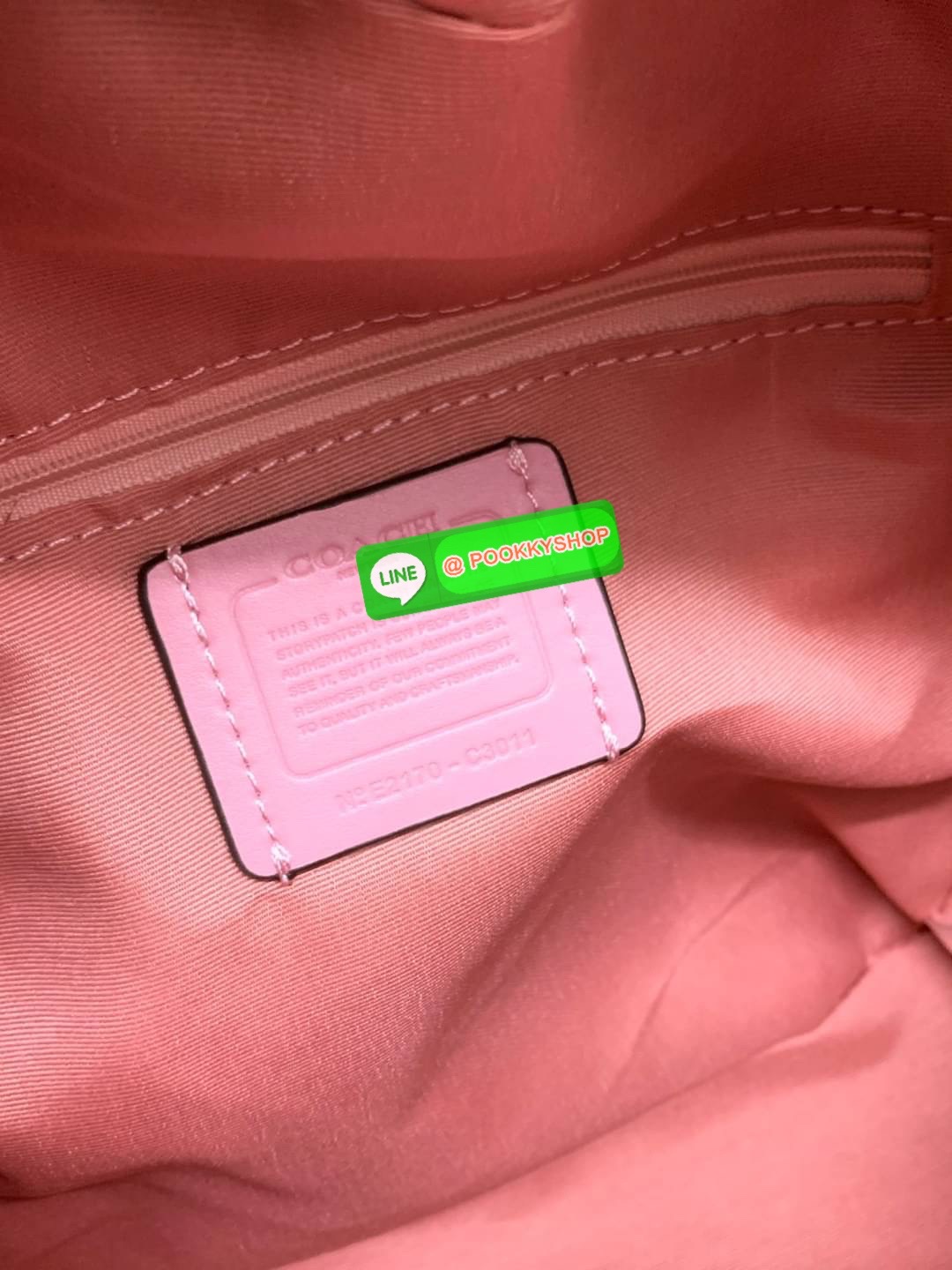 NEW IN! COACH JORDYN BACKPACK ((C1804//3011)) ไม่มียังไงไหว ต้องบอกว่าน้องสวยมากๆค่า! กระเป๋าสะพายหลังแบบมีหูหิ้ว หนังแแท้สวยค่ะ ❤️ทั้งใบปริ้นลายดอกไม้ สวยเด่ด สะดุดตาเลยทีเดียวค่ะ ด้านหน้ามีช่องซิปใส่มือถือหรือของจุกจิกลงไปได้ค่ะ เปิด-ปิดกระเป๋าแบ