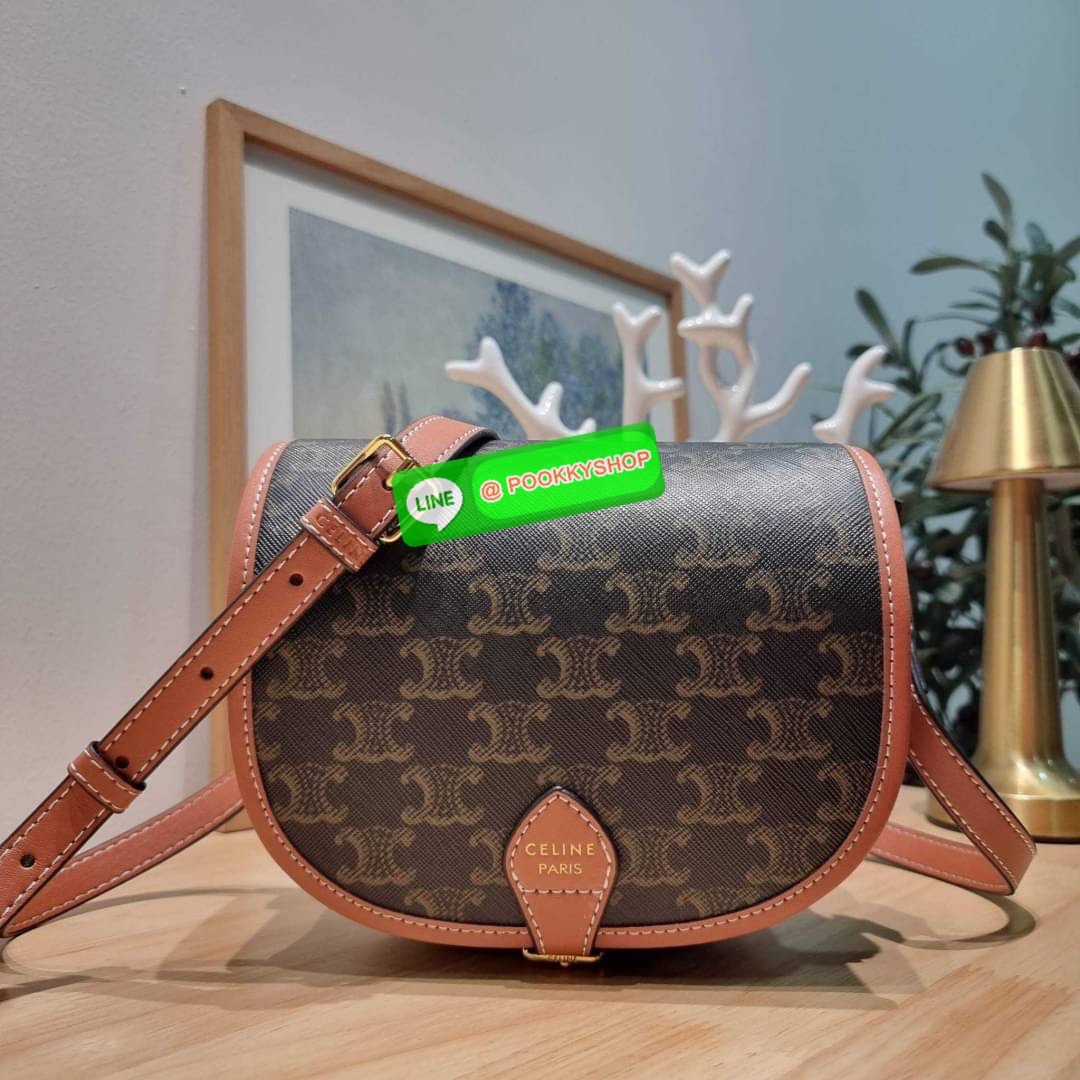 🔆 Model CELINE FOLCO SHOULDER BAG IN TRIOMPHE CANVAS 🔆 Details รุ่นยอดฮิต ขายดีไม่มีตก กับกระเป๋าสะพายข้าง ทรงสวยโดดเด่นเป็นเอกลักษณ์ ดีไซน์โค้งมนสวยงาม เปิด-ปิดกระเป๋าด้วยสายหนัง สายสะพายในตัว ปรับได้ ภายใรเป็นช่องโล่ง แบ่งสัดส่วนไว้อย่าง