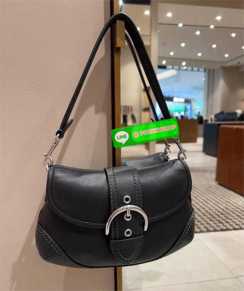 COACH CR737 SOHO BAG IN REPURPOSED DENIM 🔅 Details เลิกสวยแซ่บกี่โมงคะคุณน้า! ไอเท็มให้พาใจสั่นมาอีกแล้ว! กับกระเป๋าสะพายไหล่สไตล์วินเทจ ที่ยังคงแมสและฮอตมาก ด้วยรูปทรงที่ใช้งานง่าย ไม่เกะกะ แต่มีความเรียบหรูในตัว กระเป๋าปิดด้วยกระดุมแม่เหล็ก ภายใ