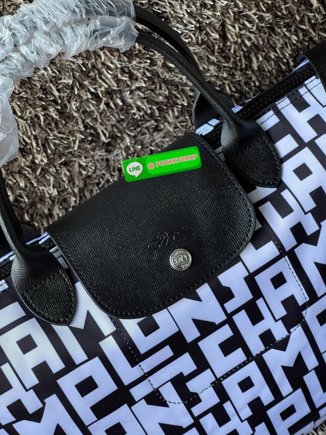 💕Longchamp LE PLIAGE LGP TOP HANDLE BAG M พบกับคอลเลคชั่นใหม่ล่าสุด มีดีไซน์ที่เรียบหรูและคลาสสิก แฝงด้วยลูกเล่นแบบเฟมินีน แถมยังมีน้ำหนักเบาอย่างไม่น่าเชื่อ มาพร้อมกับหูจับกระเป๋าคู่และฝาปิดแบบกระดุม กระเป๋าถือใบนี้สามารถใช้ถือแบบทั่วไป มีสายสะพา