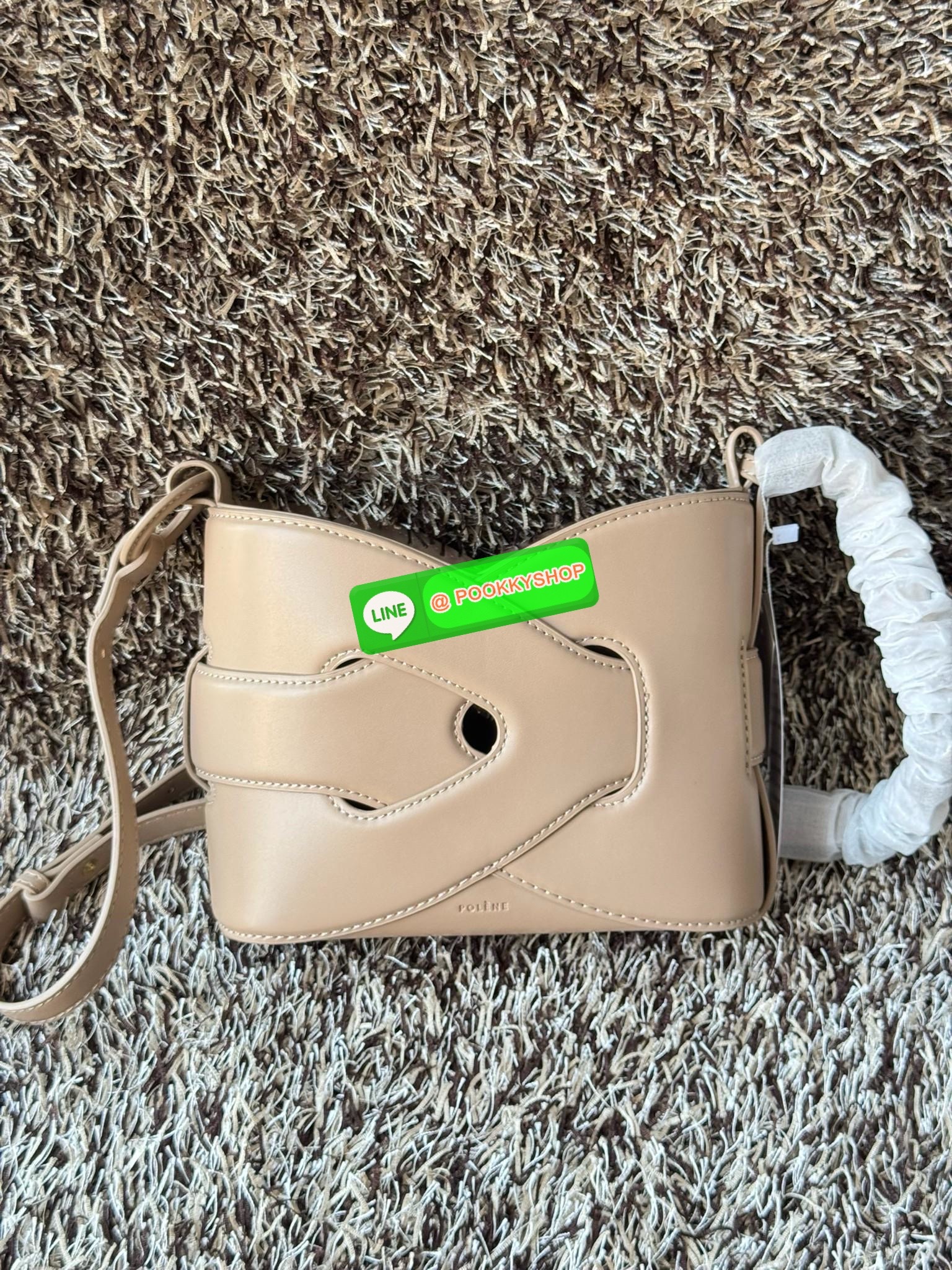💕 Polene Nodde EDITION SMOOTH ใครที่อยากได้กระเป๋าเรียบๆ แต่ดูมีอะไร ขอแนะนำรุ่น Nodde หิ้วแล้วสวยแบบ Quiet Luxury โลโก้แบรนด์ถูกปั๊มไว้บริเวณด้านล่างของกระเป๋าอย่างประณีตจนแทบสังเกตไม่เห็น ฐานกระเป๋าถูกออกแบบมาให้เนียนเรียบ ปราศจากหมุด ในขณะที่ด้