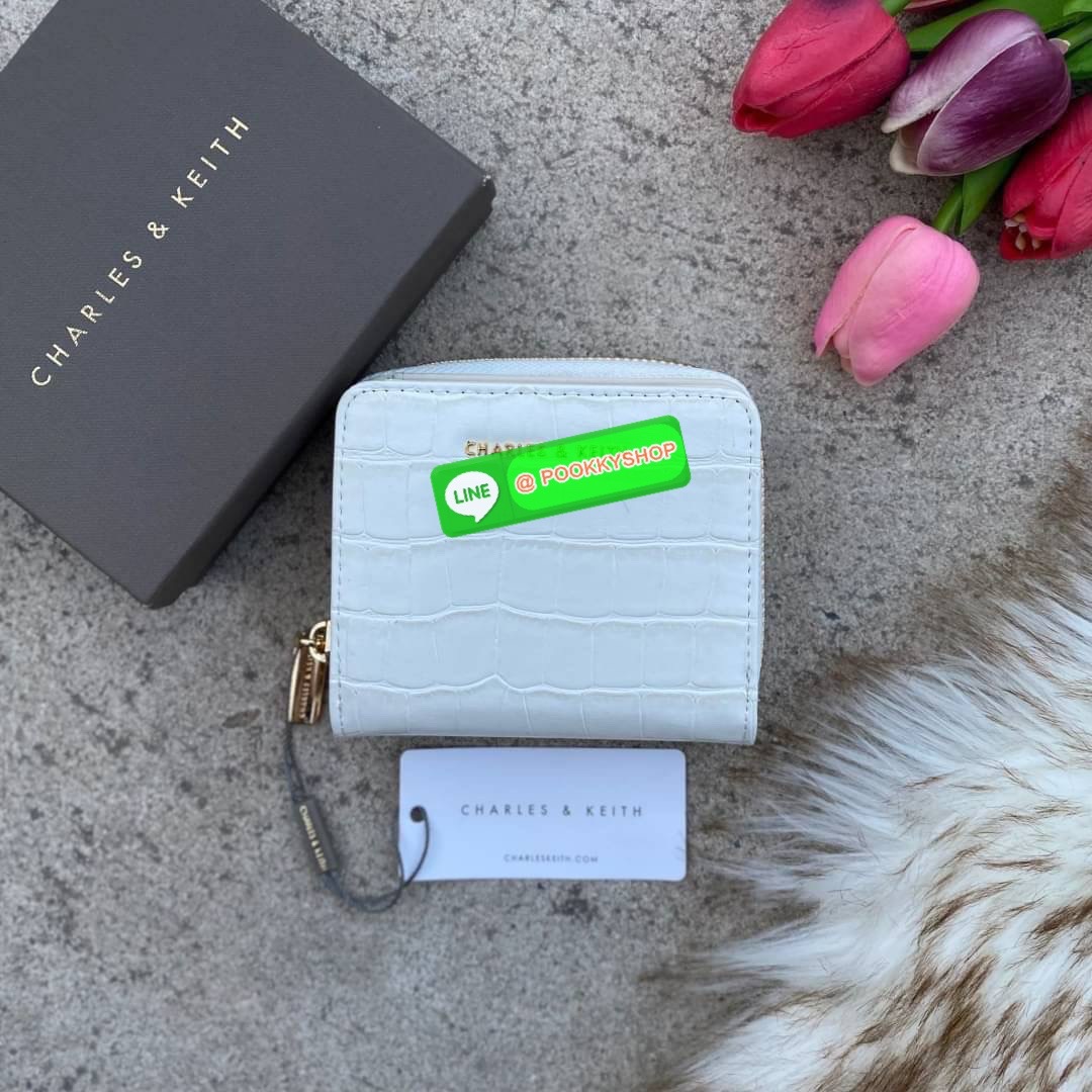 CHARLES & KEITH COMPACT WALLET กระเป๋าตังใบสั้นฟังก์ชันครบ!! ด้านหน้ามีโลโก้แบรนด์ มีช่องซิปใส่เหรียญ เปิดปิดแบบกระดุม ด้านในมีช่องใส่การ์ด 16 ช่อง มีช่องใส่ธนบัตรตามยาว ไม่ต้องพับแบงค์ค่า คุ้มมากๆเลยใบนี้