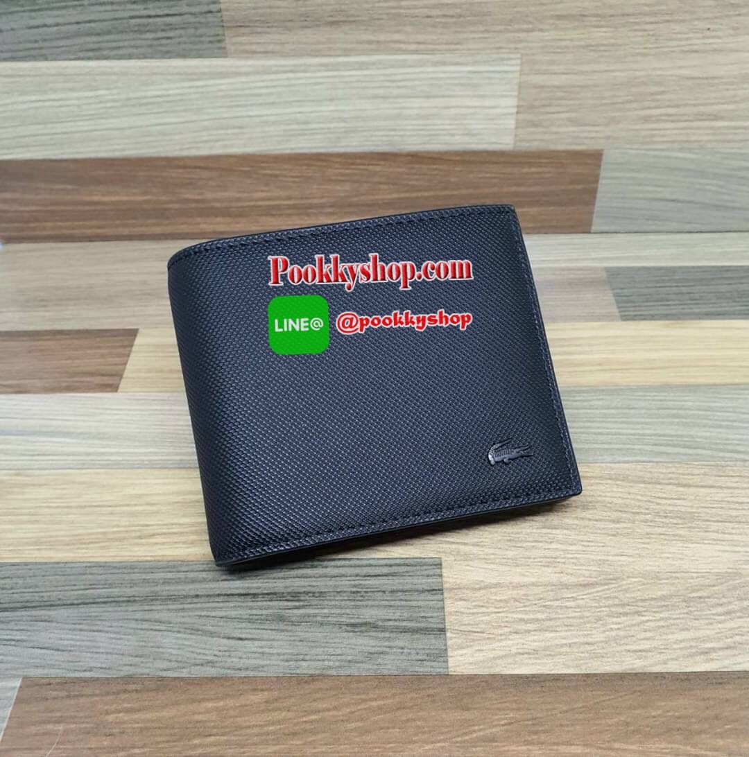 ลาคอส MEN'S CHANTACO LEATHER WALLET กระเป๋าสตางค์คุณภาพดี แบบพับสองตอนสำหรับคุณผู้ชาย มีช่องใส่บัตรถึง 8 ช่อง และช่องใส่ธนบัตรแยกเป็นสัดส่วน มาพร้อมลูกเล่นมีช่องซิปโค้งใส่เหรียญเก๋ๆด้านใน หัวซิปปั๊มแบรนด์ สวยน่าใช้ห้ามพลาดเลยค่า