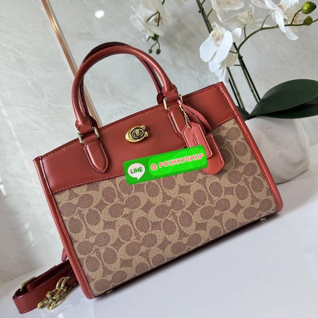 COACH BROOKE CARRYALL 28 (CE733) กระเป๋าถือหรือสะพายข้าง สุดหรู ลุคคุณนาย ให้วัสดุแคนวาสตัดหนังแท้ ภายในกว้าง แบ่งช่องเป็นสัดส่วน มีช่องซิปตรงกลาง สายสะพายถอดออกได้ จะถือหรือสะพายแมทซ์ได้หลายลุคเลยค่ะ