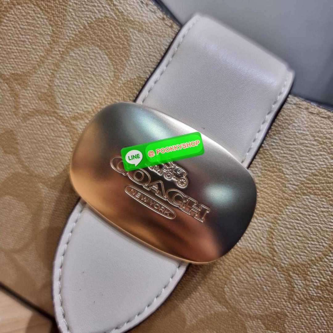 COACH CR533 ELIZA SHOULDER BAG 🔅 Details ใหม่ล่าสุด กระเป๋าสะพายไหล่ทรงโฮโบสุดหรู ดีไซน์โลโก้แบบใหม่และหรูหรายิ่งขึ้น คงความคลาสสิคและวินเทจ เปิด-ปิดด้วยสายคาดแบบกระดุมแม่เหล็ก ภายในเป็นช่องโล่ง แบ่งสัดส่วนไว้อย่างดี มีทั้งช่องใส่บัตร และช่องซิป ส