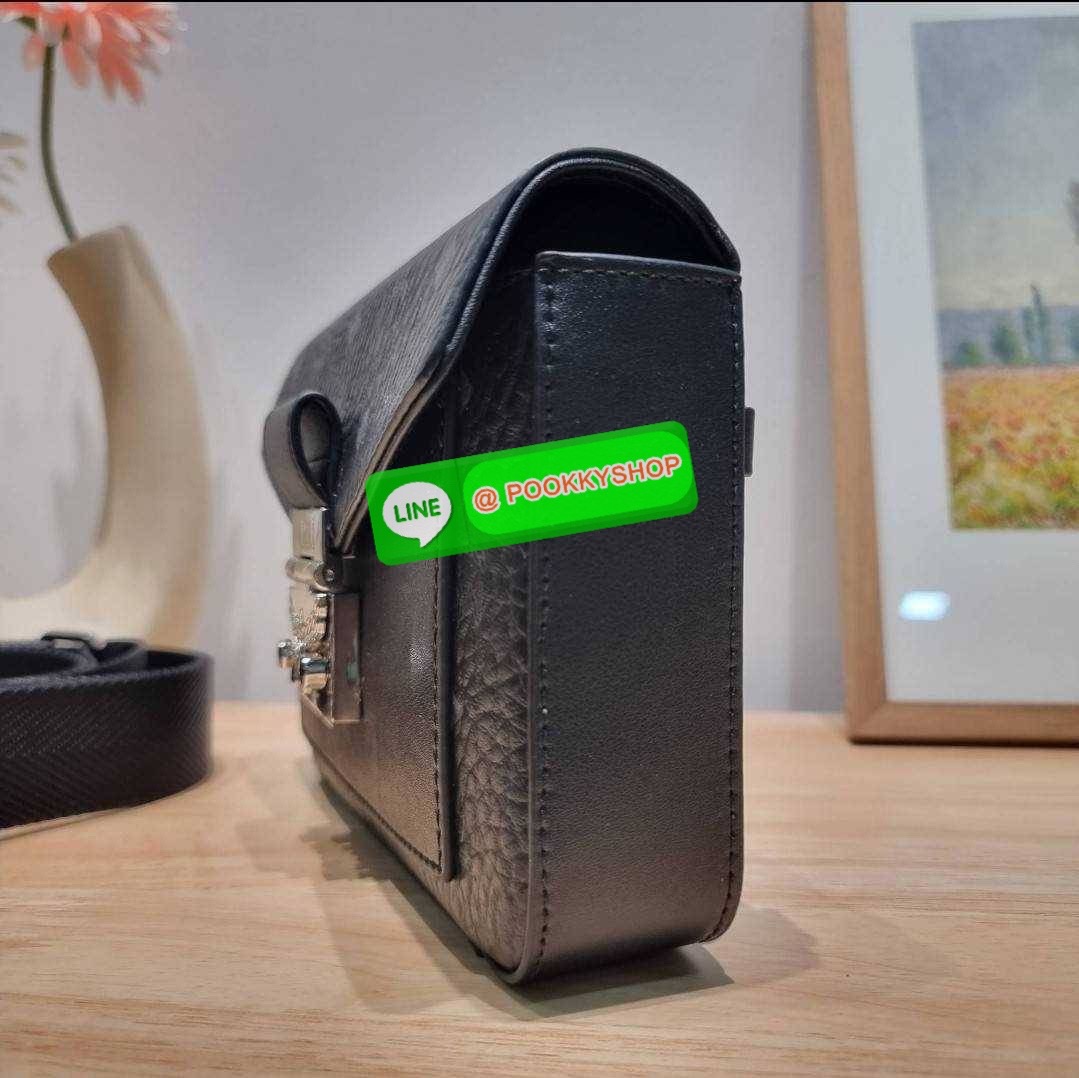 MCM SMALL MILLIE CROSSBODY IN VISETOAS กลับมาแน่นๆกับไอเท็มสุดฮิต!! ดาราเซเลปใช้กันเพียบ กระเป๋าสะพายข้าง ดีไซน์กึ่งสปอร์ต แต่แฝงความหรูในตัว ใช้งานง่ายด้วยขนาดที่พอเหมาะ และสายสะพายสปอร์ตที่สะพายคาดได้สะดวก จะสะพายข้าง สะพายแบบคาดอก ก็ดูดีไปหมด เปิด-ปิดด