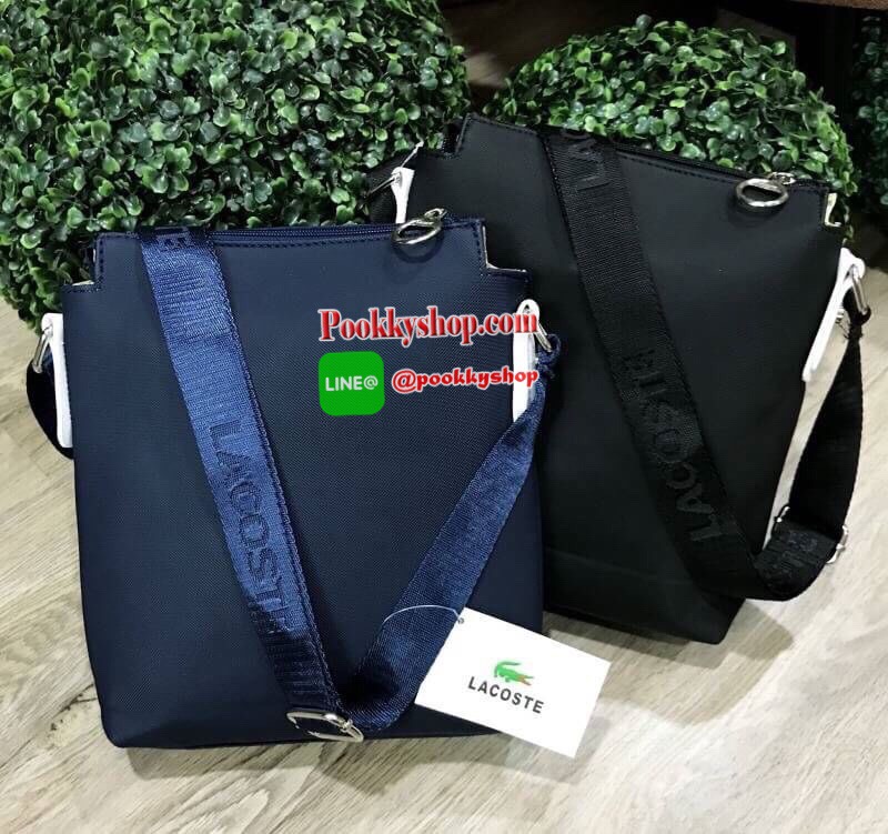 ห้ามพลาด! BEST SELLER! ลาคอส MESSENGER BAG กระเป๋าสะพายรุ่นใหม่ล่าสุดขนาดกำลังดีหนังนิ่มสวยอยู่ทรง ด้านหน้ามี1ช่องซิป พร้อมโลโก้แบรนด์และเเถบคาดดูมีดีเทล เปิดปิดด้วยซิปสะดวกใช้หัวซิปแบรนด์อะไหล่เงินสามารถใส่ ipad mini มือถือ กระเป๋าสตางค์ใบยาว ของจุกจิก