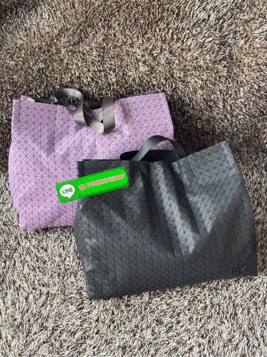 Baobao Issey Miyake Cart geometric L tote bag รูปทรงที่สร้างขึ้นโดยบังเอิญ' เสื้อผ้าที่มีโครงสร้างและได้รับการออกแบบทางวิศวกรรมอันเป็นเอกลักษณ์ของแบรนด์ ส่งต่อไปยังเครื่องประดับที่น่าประทับใจและไร้กาลเวลาเหล่านี้ กระเป๋าโท้ต Cart ประดิษฐ์ขึ้นจากการตั