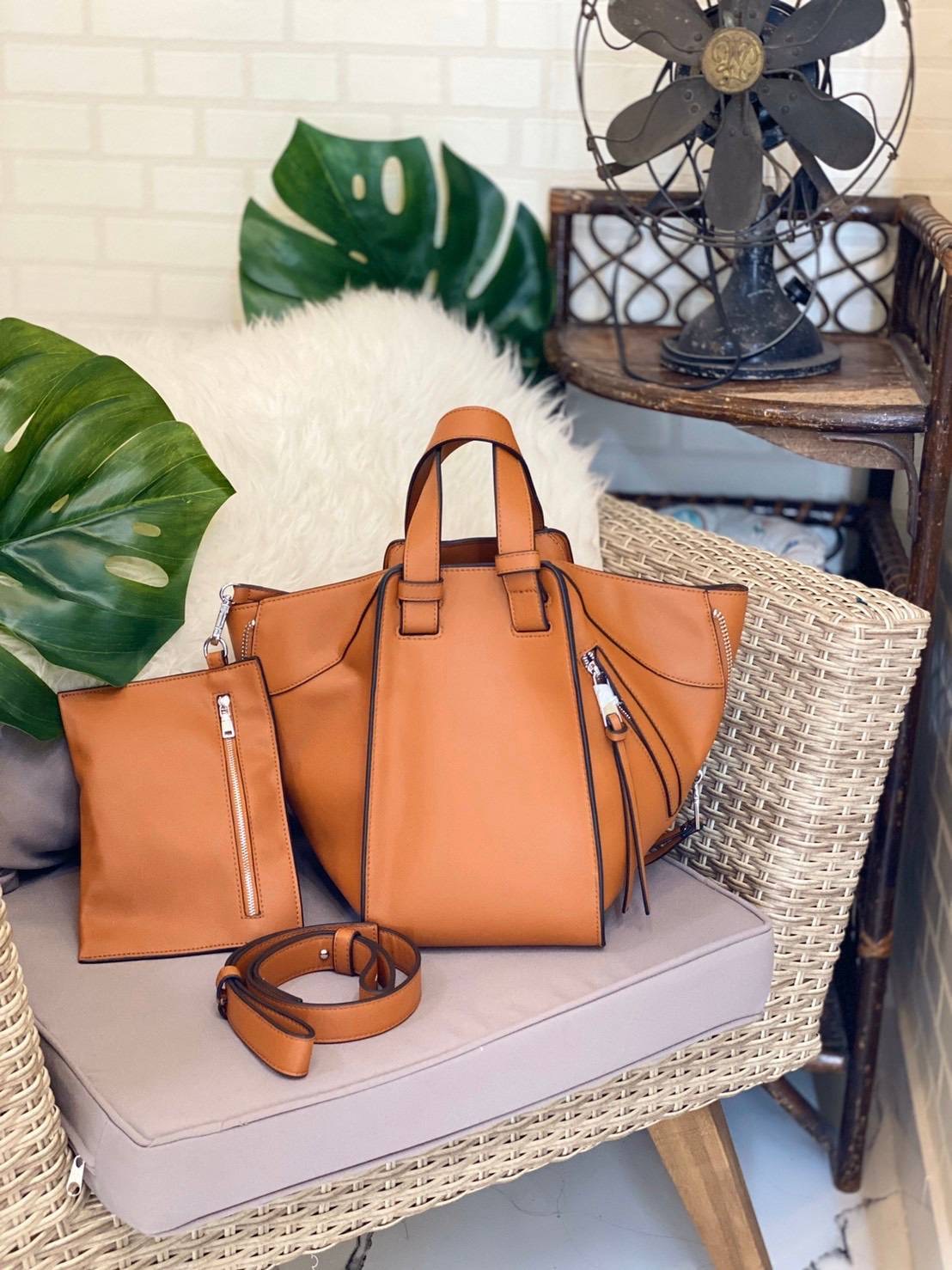 พร้อมส่งค่า 💕Hammock 💕 สิ้นสุดการรอคอย สำหรับรุ่นที่ทุกคนถามหาเยอะที่สุด การันตรีงานคุณภาพ ใช้เวลาผลิตนานสุดถึง 4 เดือน ตอนนี้พร้อมส่งเเล้วค่า Hammock size 30 cm รอบนี้เป็นงานสั่งผลิต งานเนี้ยบ ตัวหนังสวยมากกกก PU premium อย่างดี มีความหนา