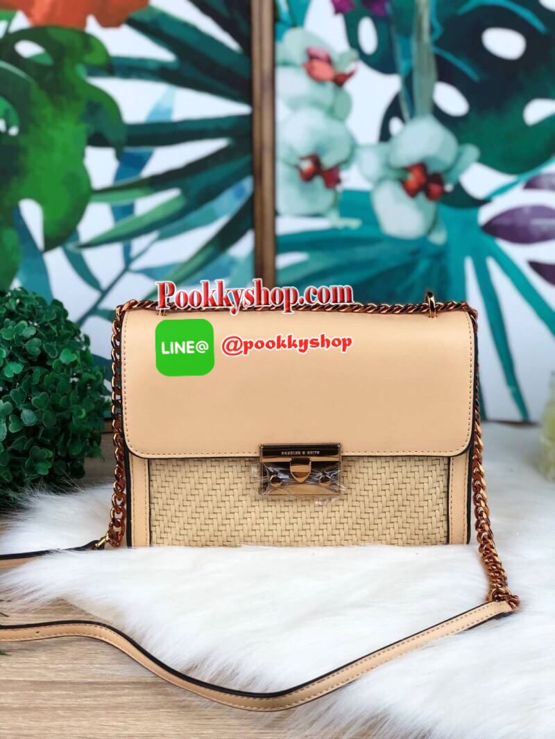 New arrival!! CHARLES & KEITH WOVEN DETAIL CLUTCH กระเป๋าสะพายอยู่ทรง ด้านหน้าเล่นดีเทลแต่งลายสายน่ารักมากๆ ด้านหลังมีช่องใส่บัตรได้ เปิดปิดด้วยตัวกดล็อก ด้านในจุของได้เยอะทีเดียวค่ะ ใส่ iPhone plus/ กระเป๋าเงินใบกลางได้สบายๆ สายสะพายยาวปรับได้ 5 ระดับเลย